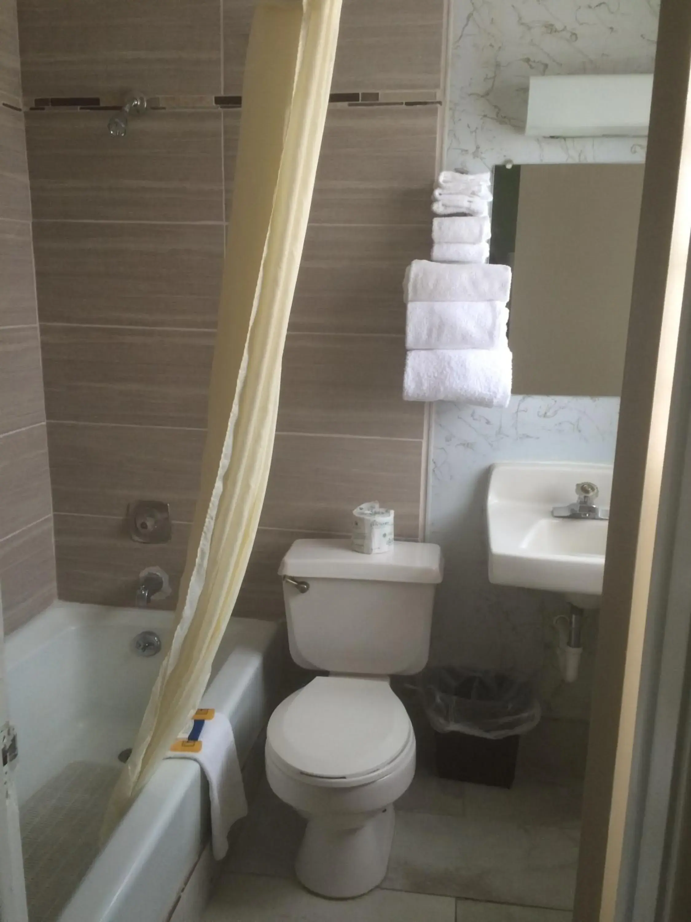 Non-Smoking Queen Room with Two Queen Beds in Alamo Motel Non-Smoking Queen Room with Two Queen Beds in Alamo Motel