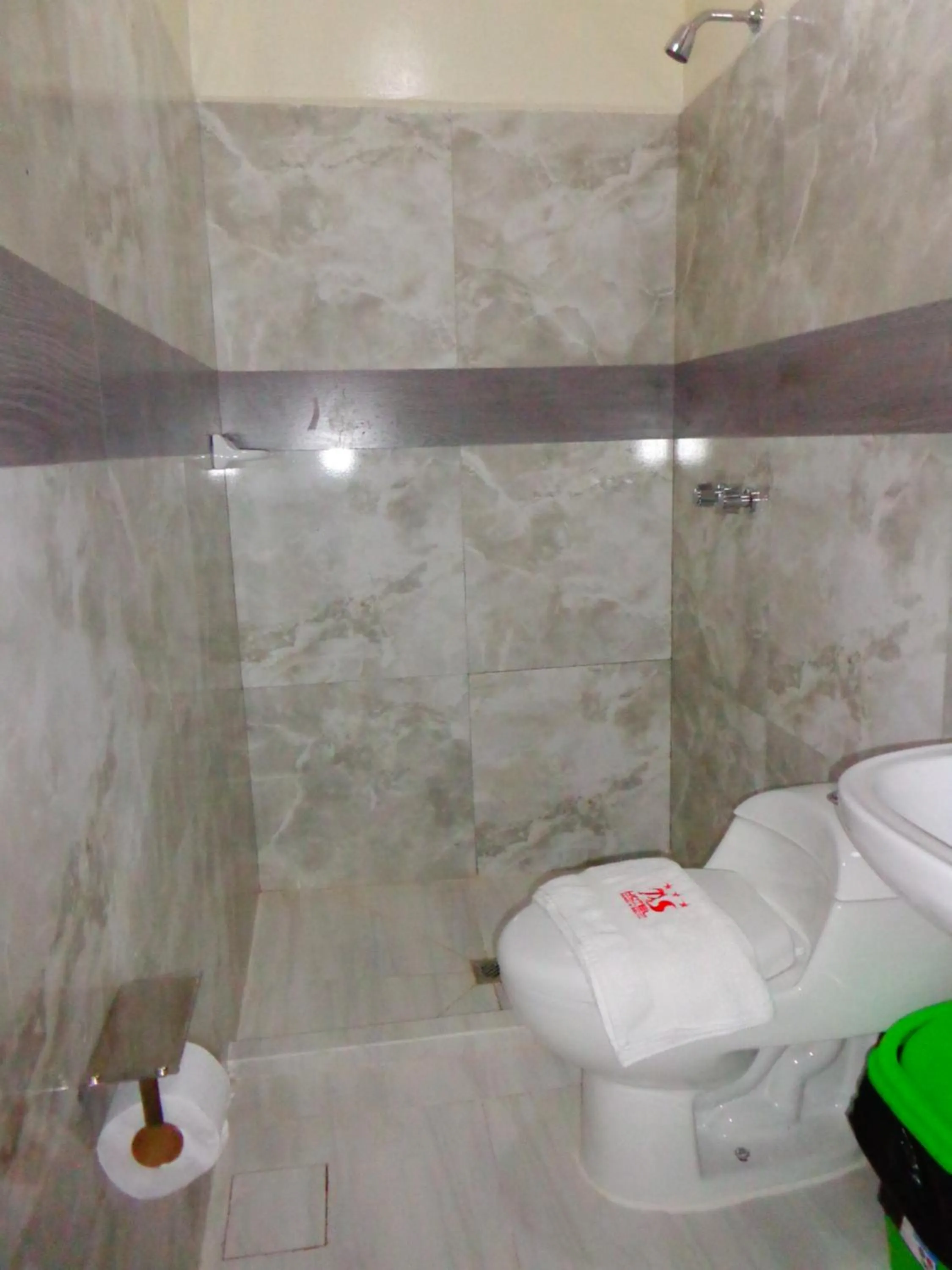 Shower in Hotel Pampa & Selva