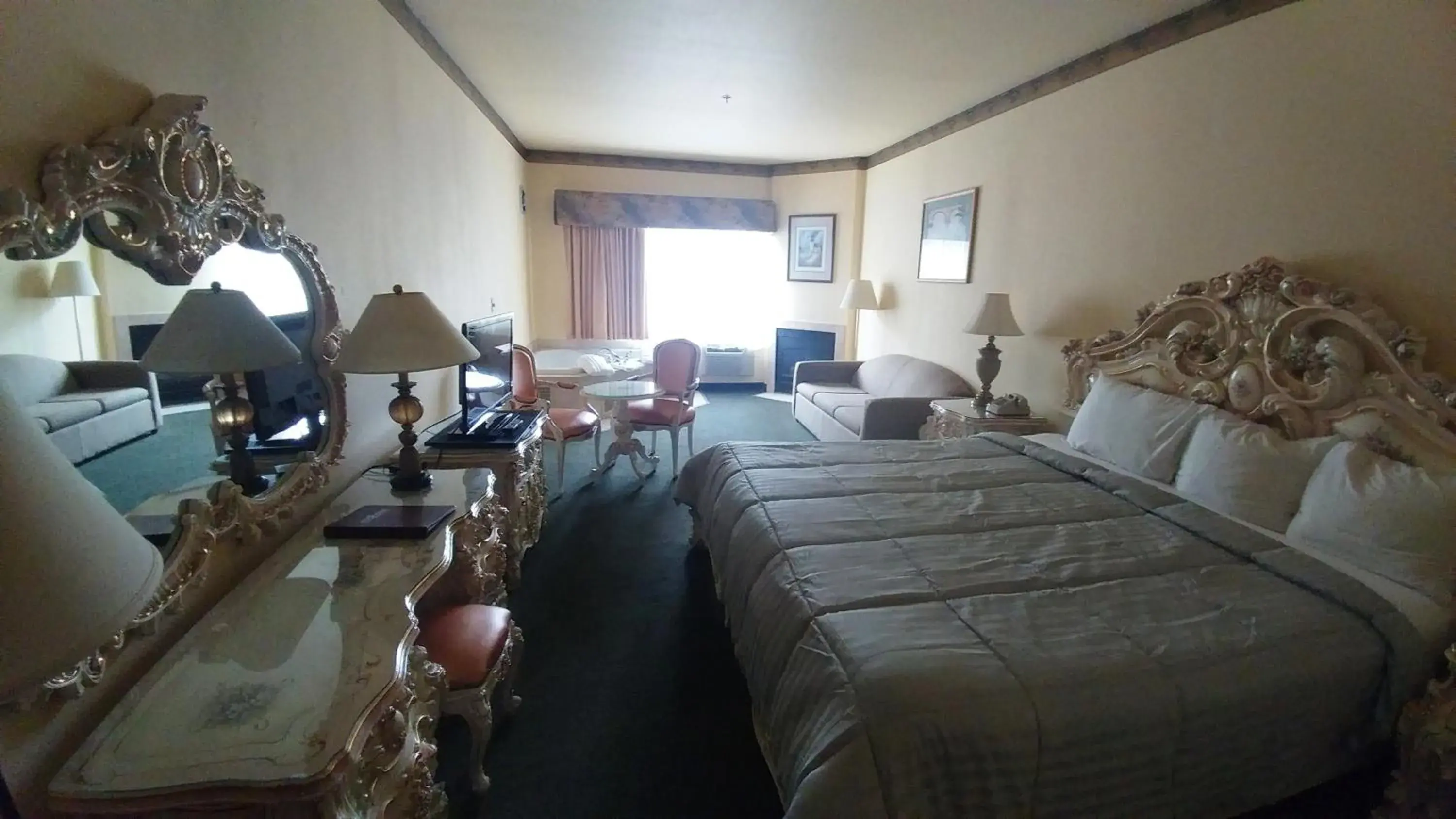 Bed in Palace Inn & Suites Bed in Palace Inn & Suites