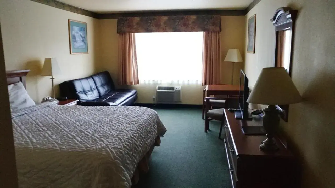 Bed in Palace Inn & Suites Bed in Palace Inn & Suites