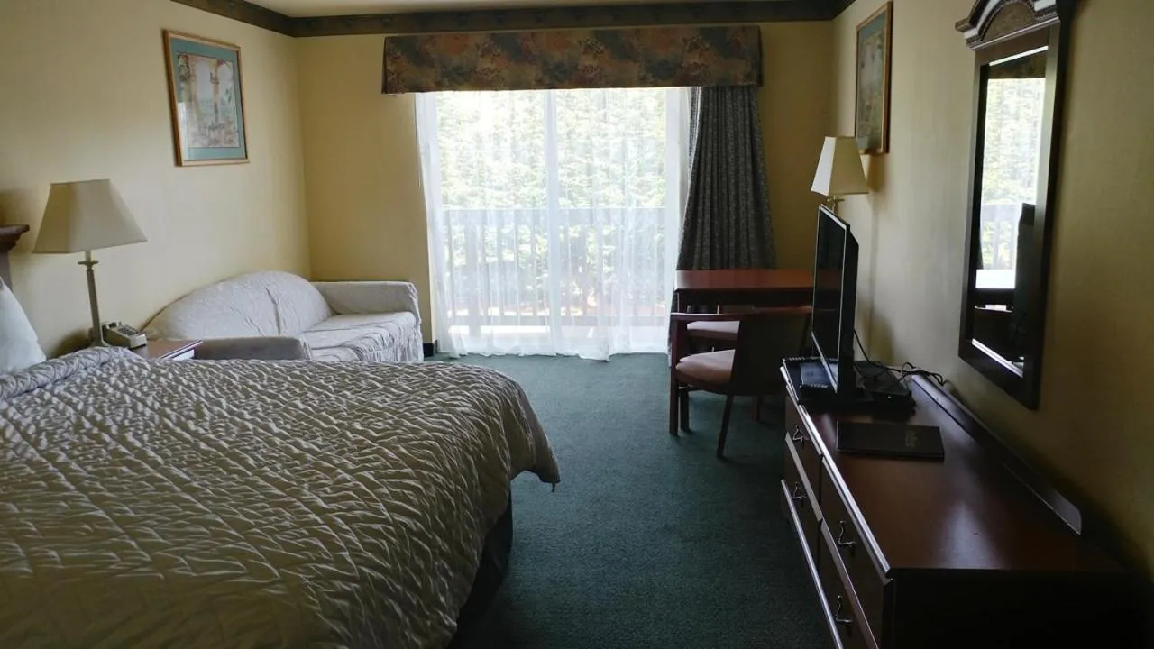 Bed in Palace Inn & Suites