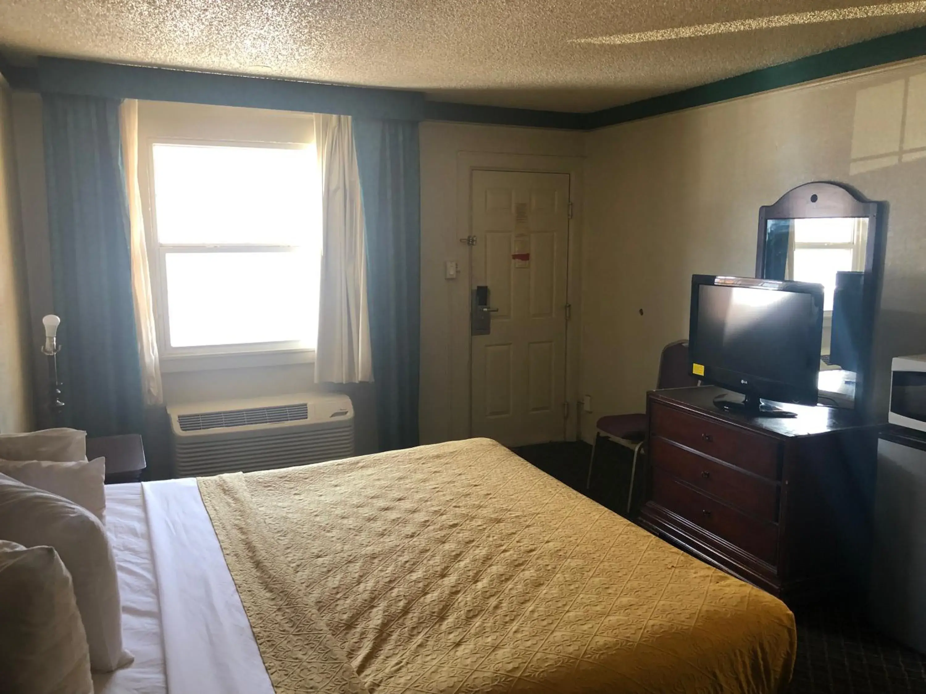 Bedroom, Bed in Americas Best Value Inn Denver