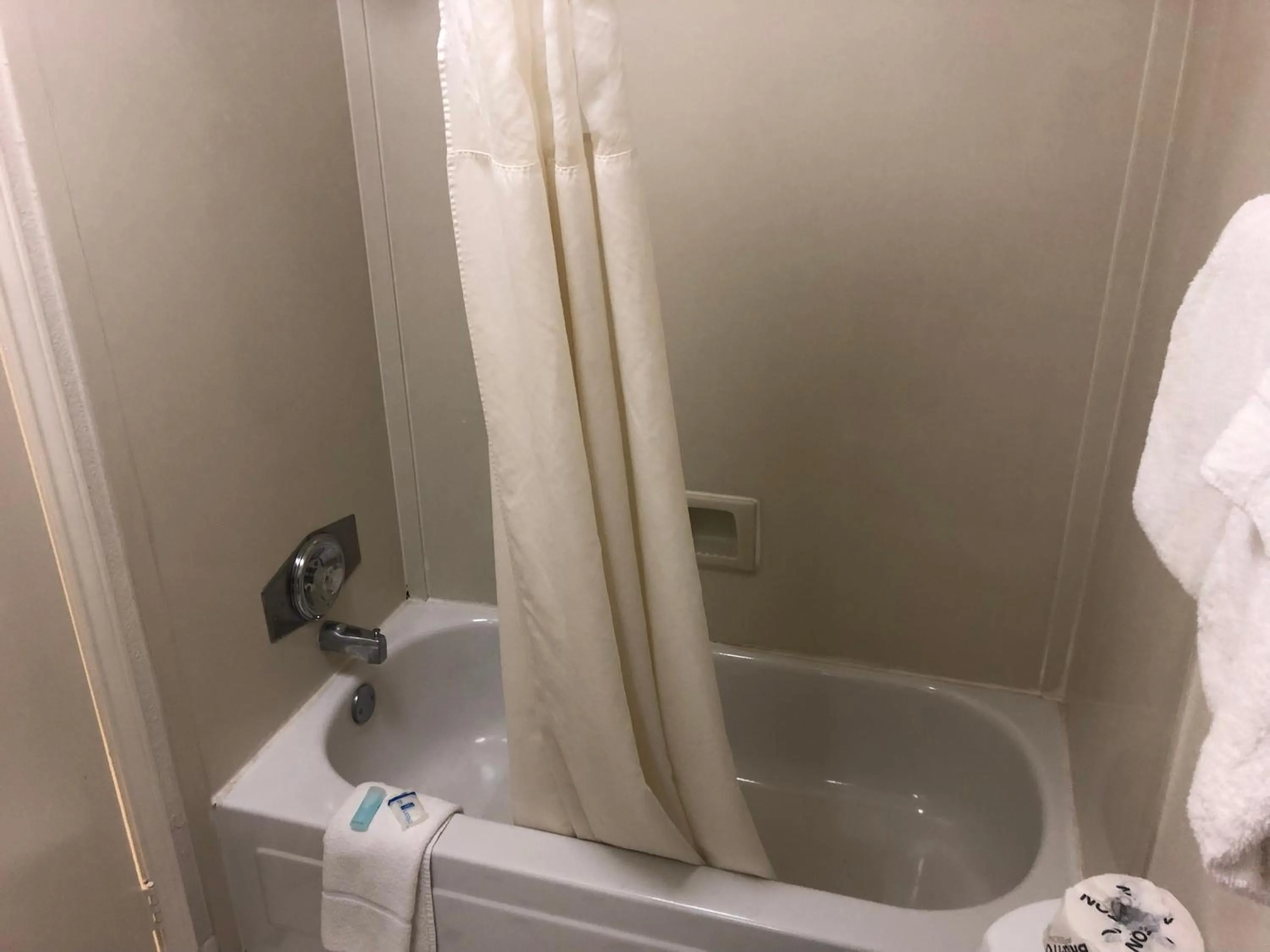 Bedroom in Americas Best Value Inn Denver