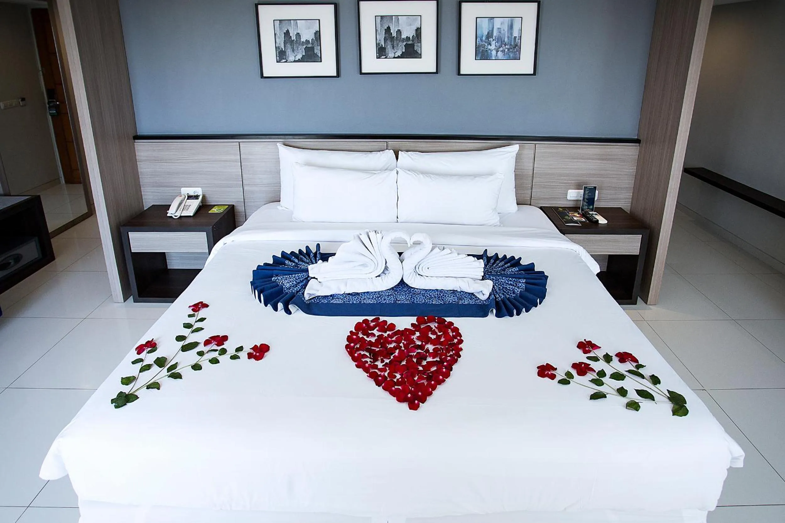 Bathroom, Bed in Montana Premier Senggigi