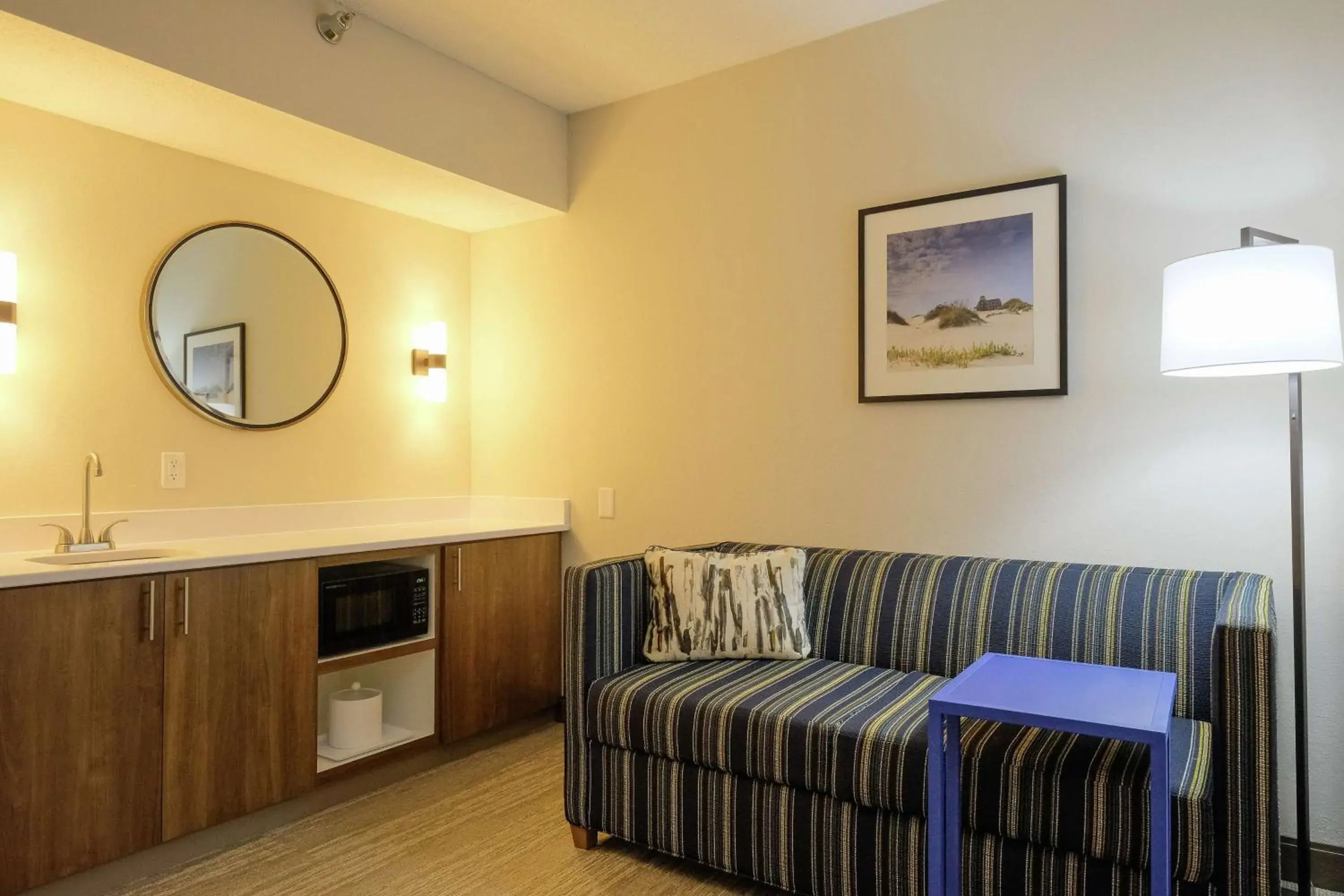 Living room in Hampton Inn Edenton Living room in Hampton Inn Edenton