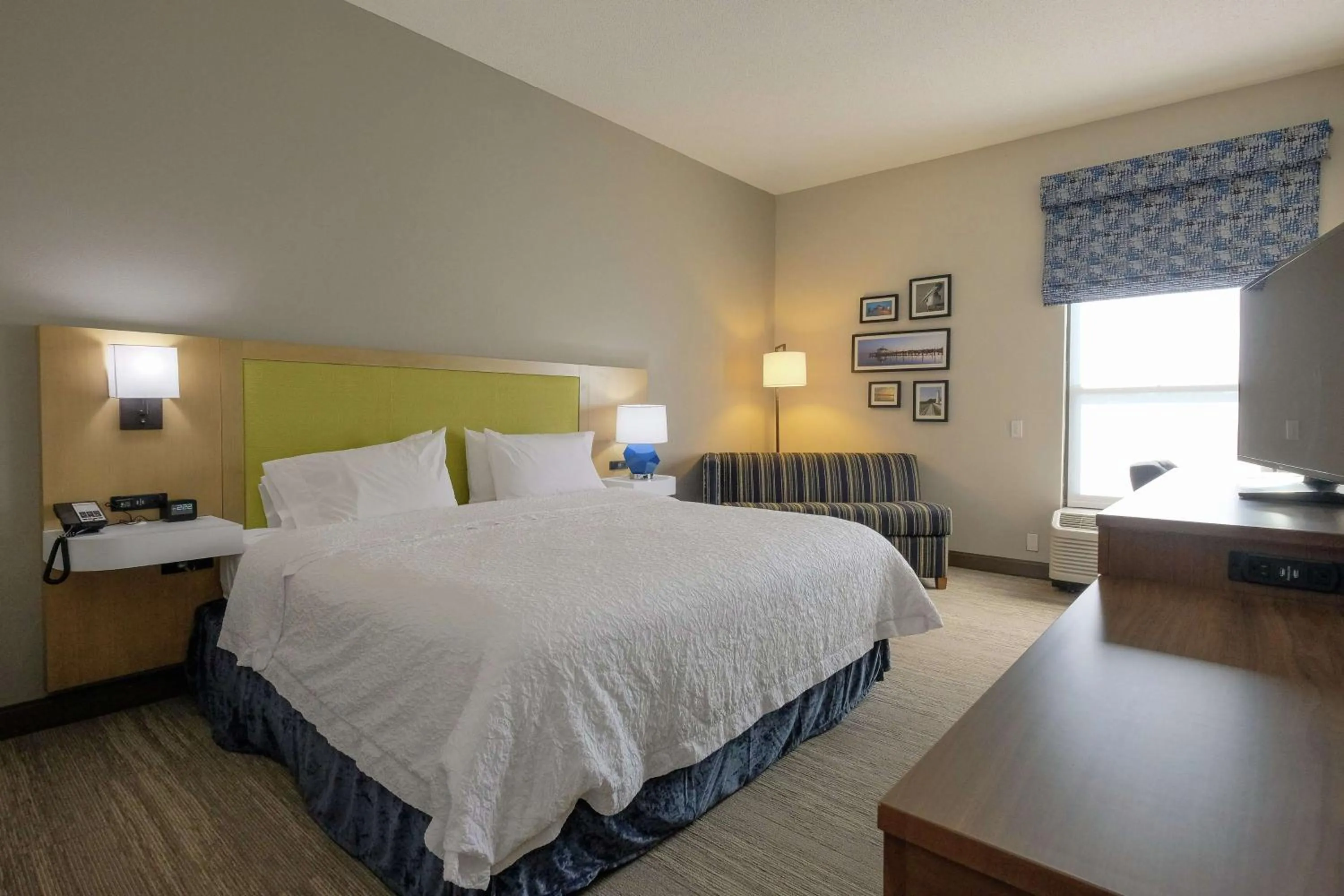 Bedroom, Bed in Hampton Inn Edenton