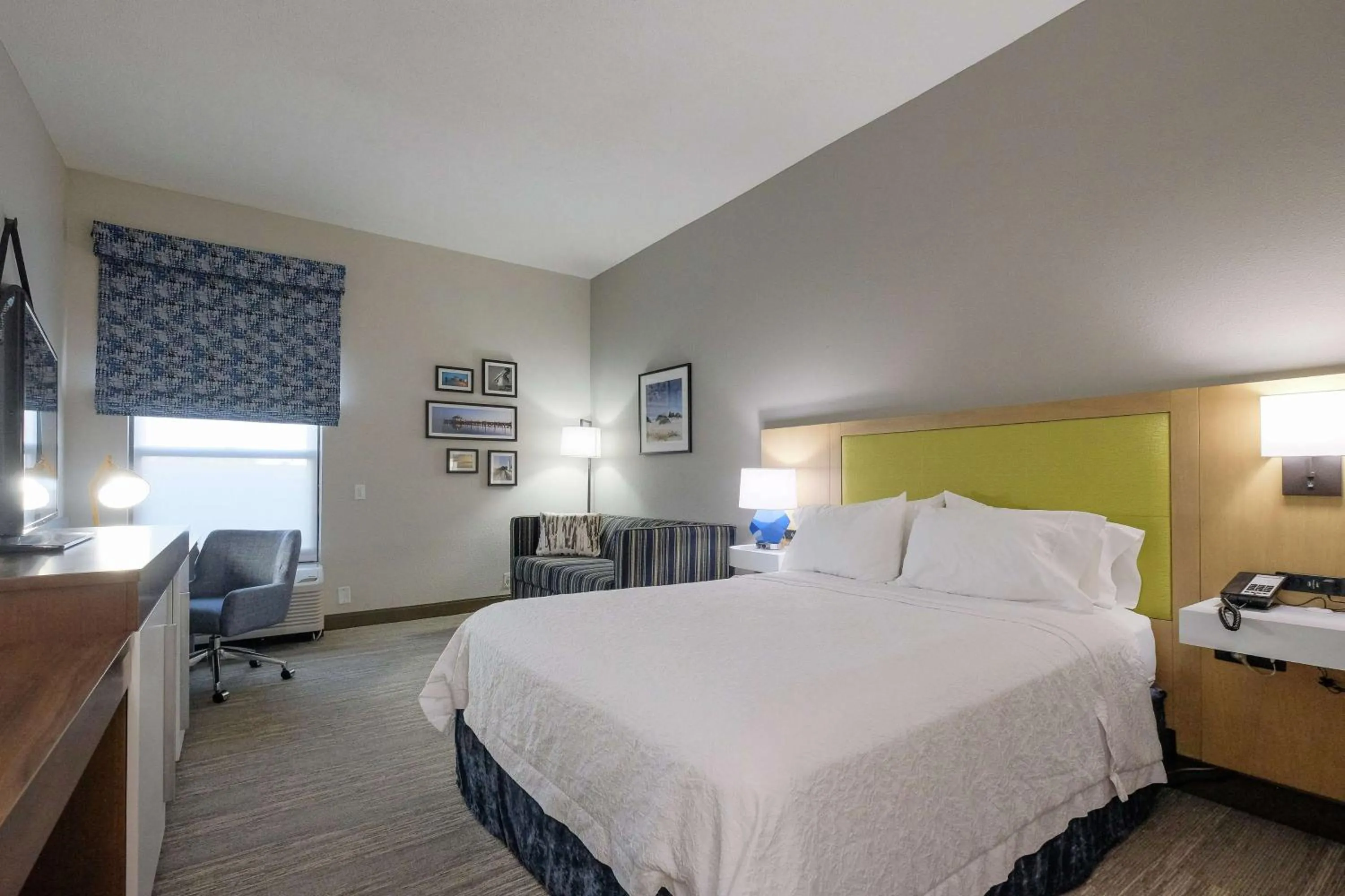 Bedroom, Bed in Hampton Inn Edenton