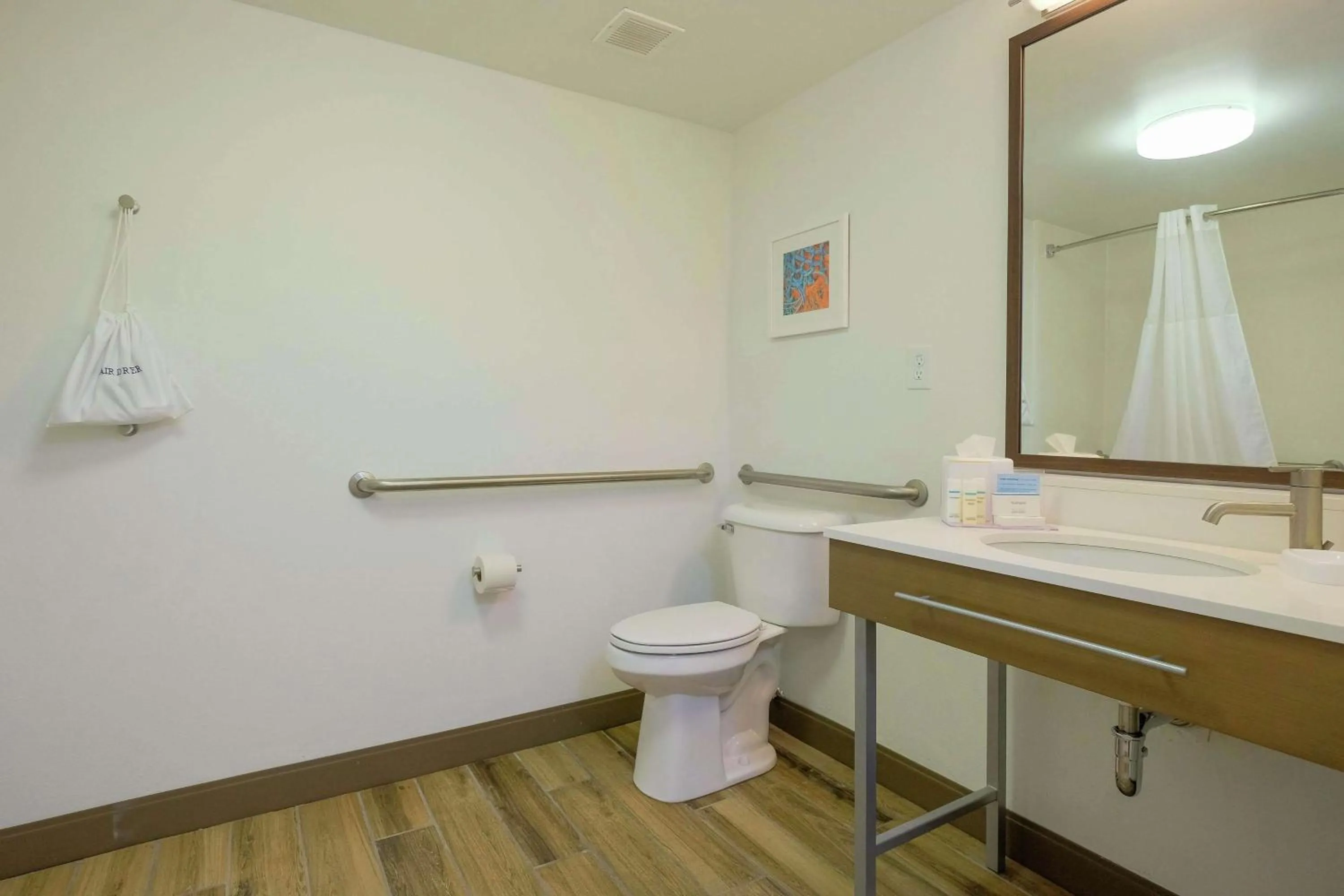 Bathroom in Hampton Inn Edenton