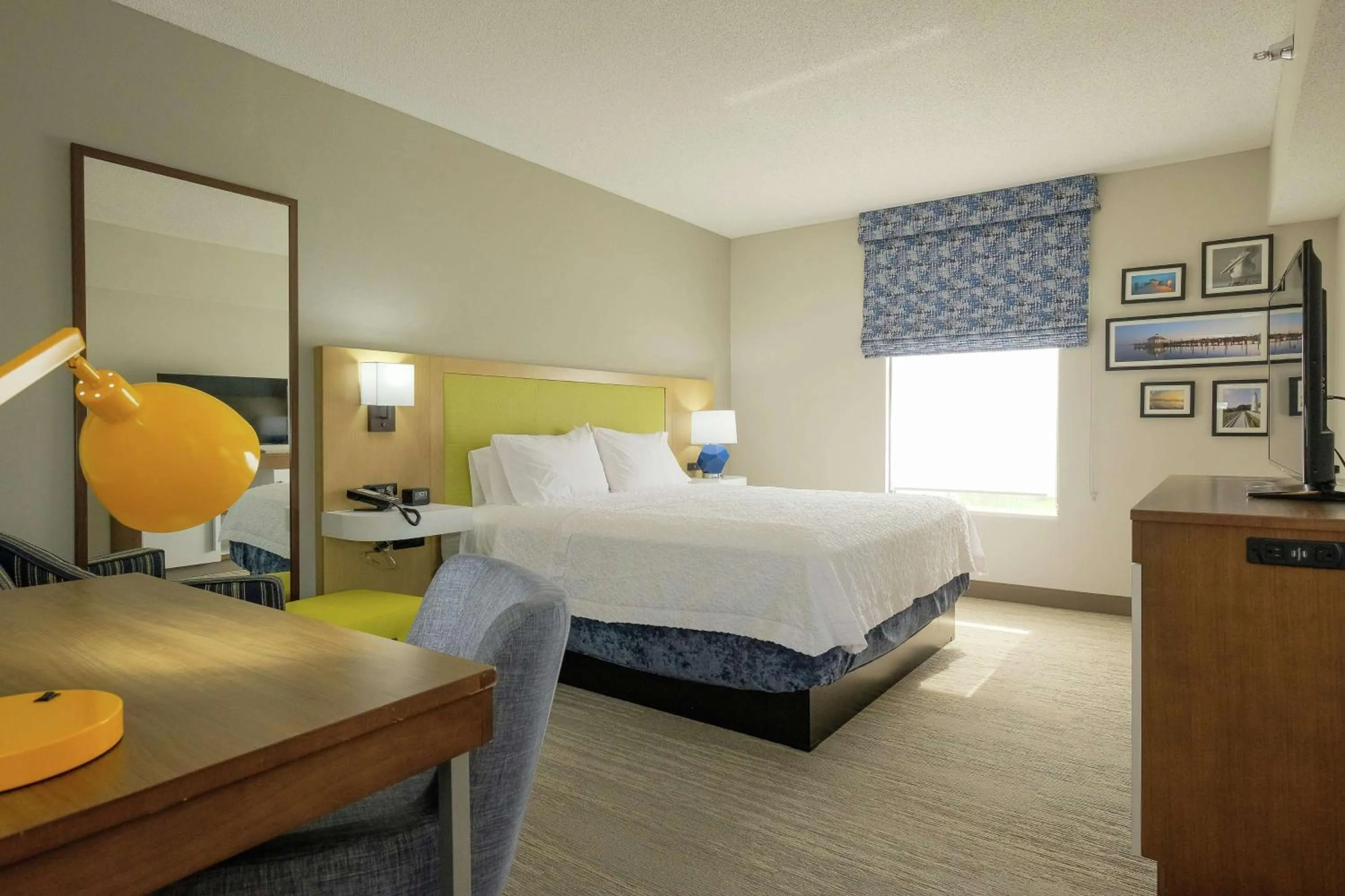 Bedroom, Bed in Hampton Inn Edenton