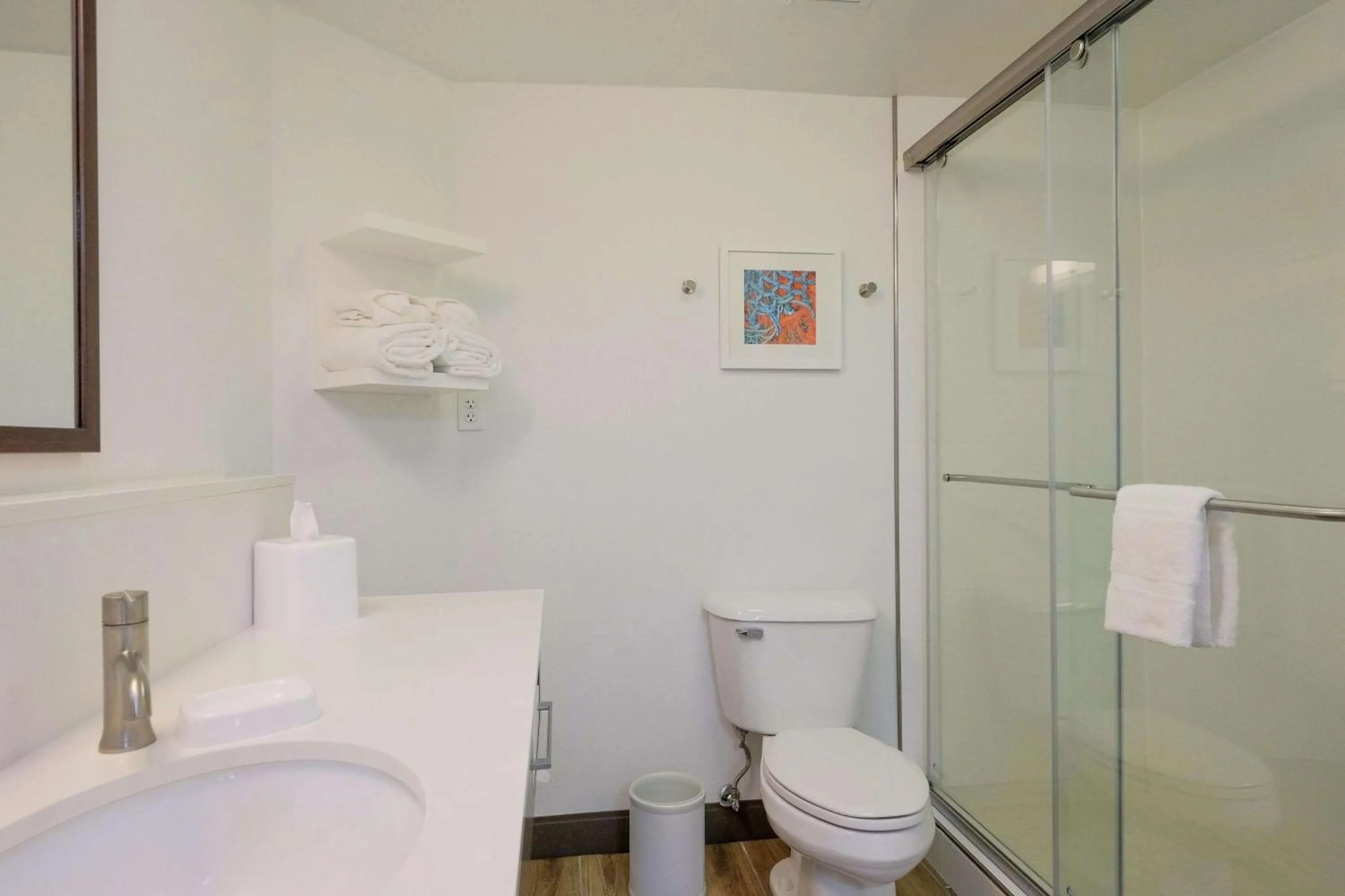 Bathroom in Hampton Inn Edenton