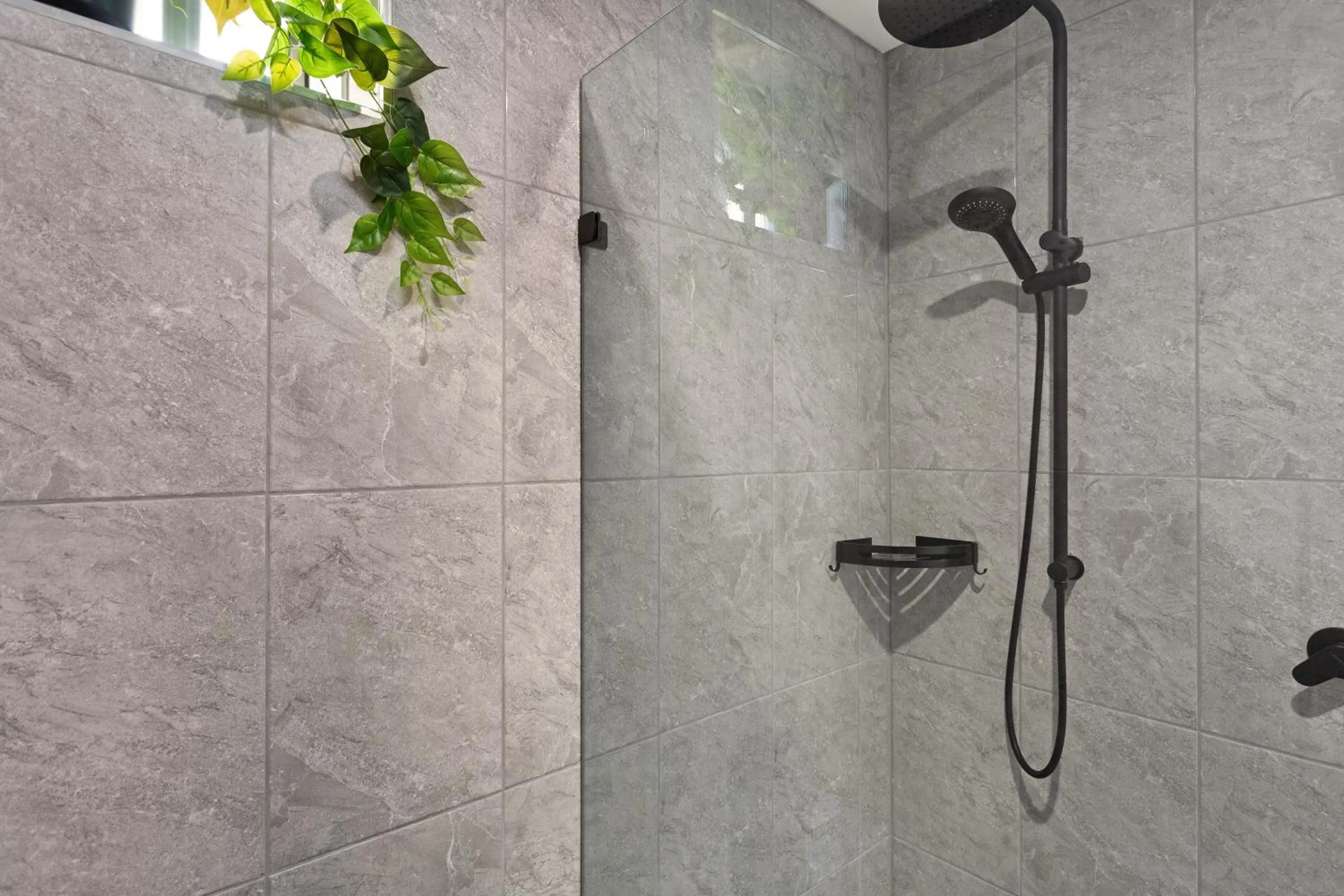 Bathroom in Alabaster Motor Inn