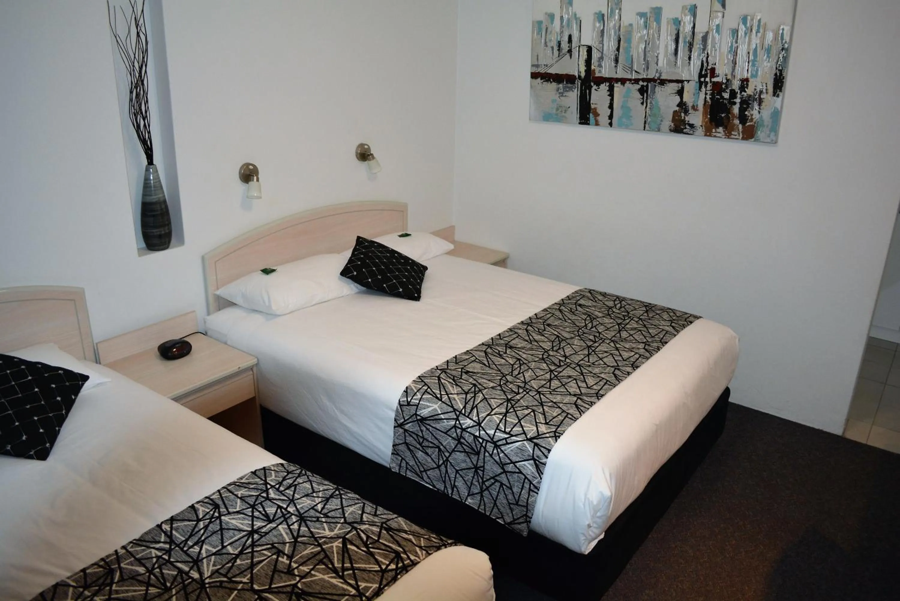 Bed in Alabaster Motor Inn