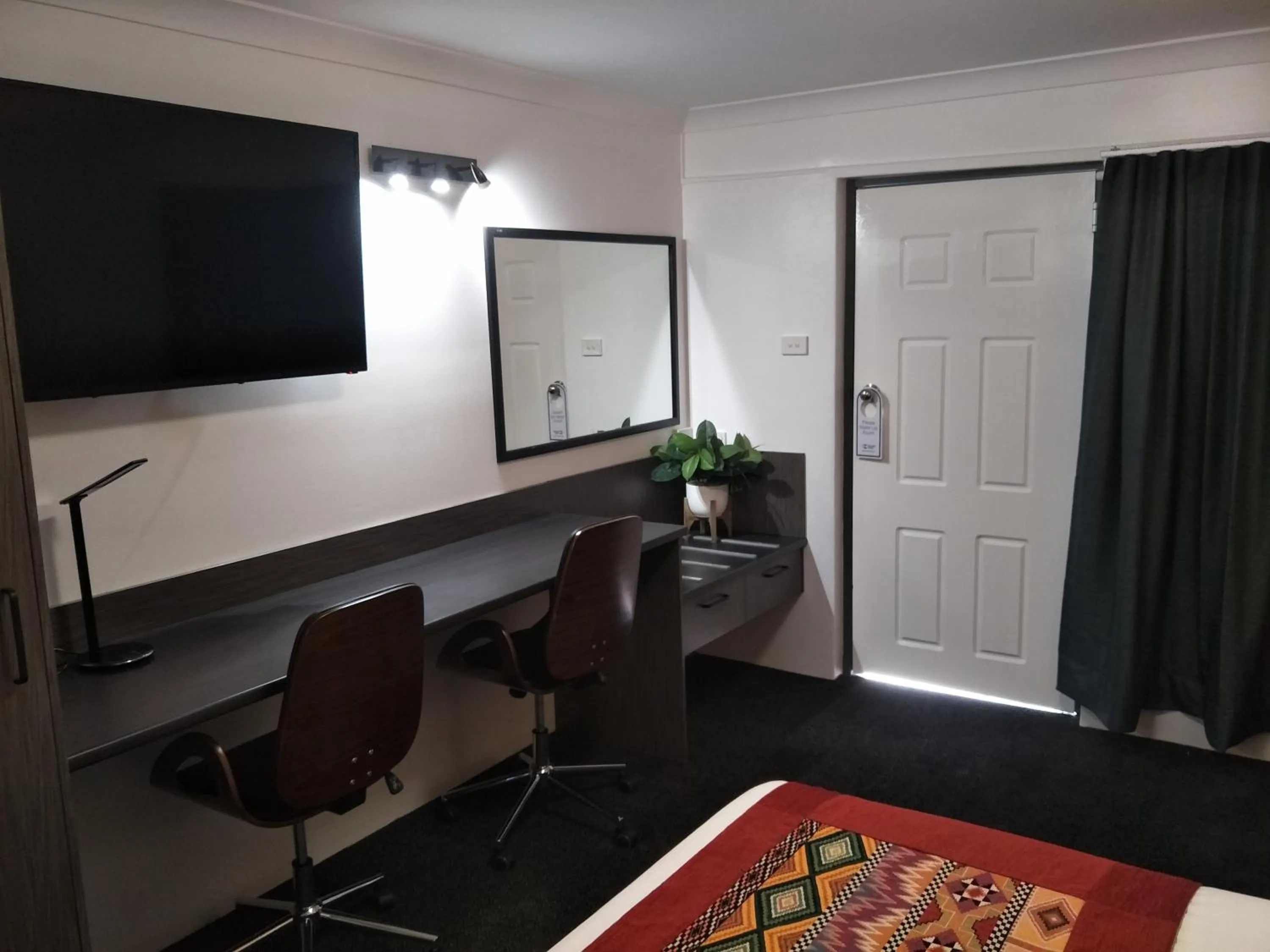 TV and multimedia, Bed in Alabaster Motor Inn