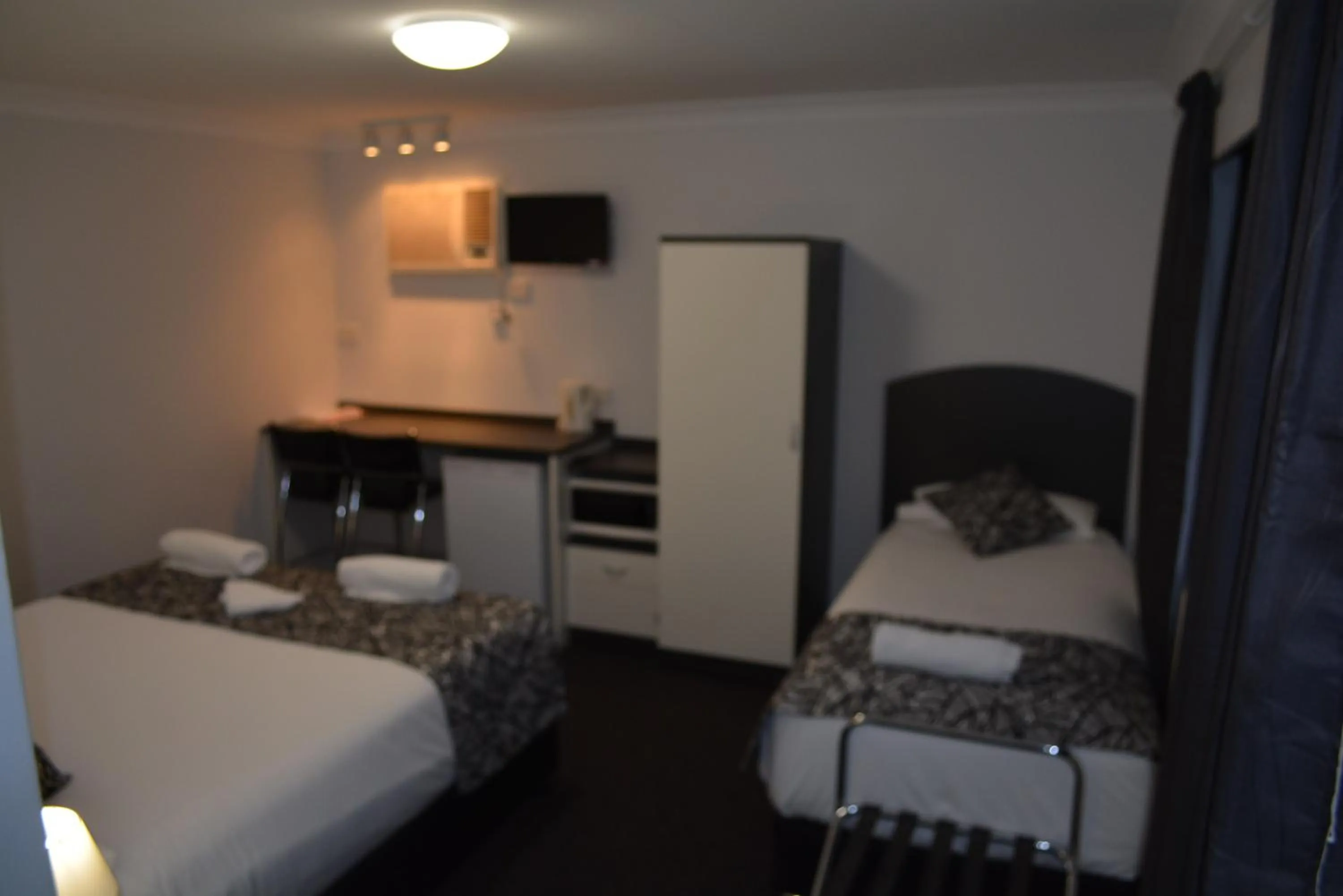 Photo of the whole room, Bed in Alabaster Motor Inn