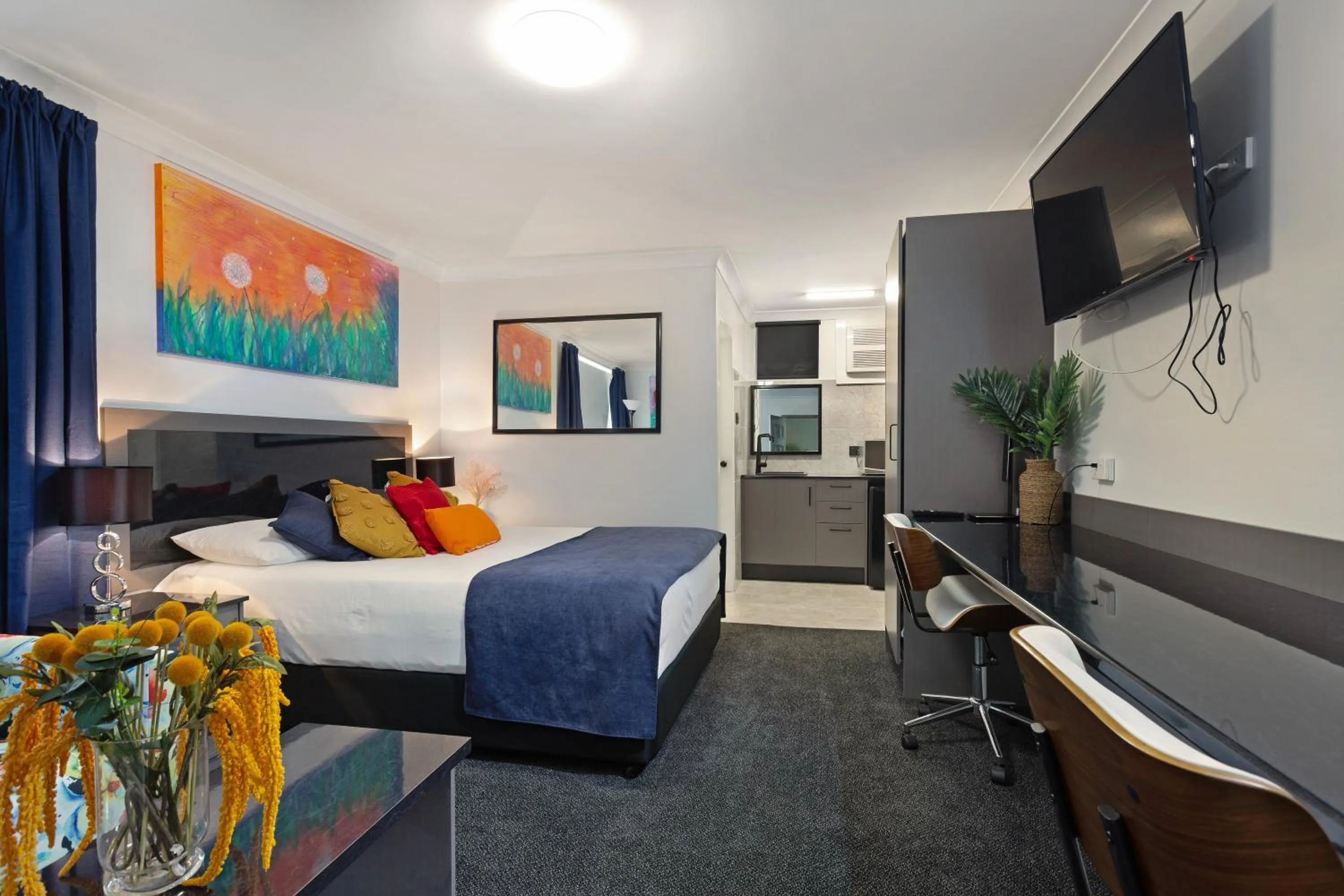 Bedroom, Bed in Alabaster Motor Inn