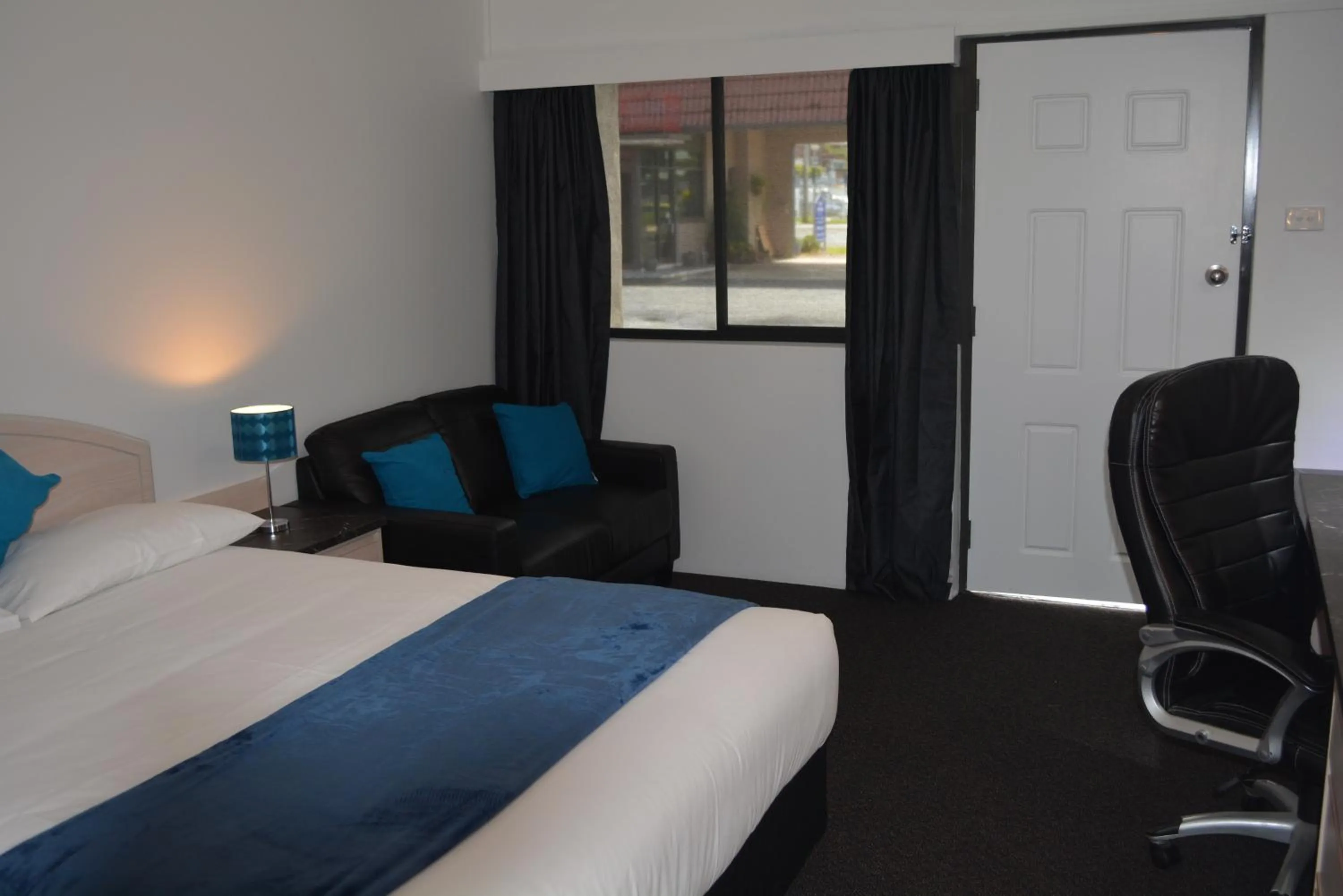 Living room, Bed in Alabaster Motor Inn