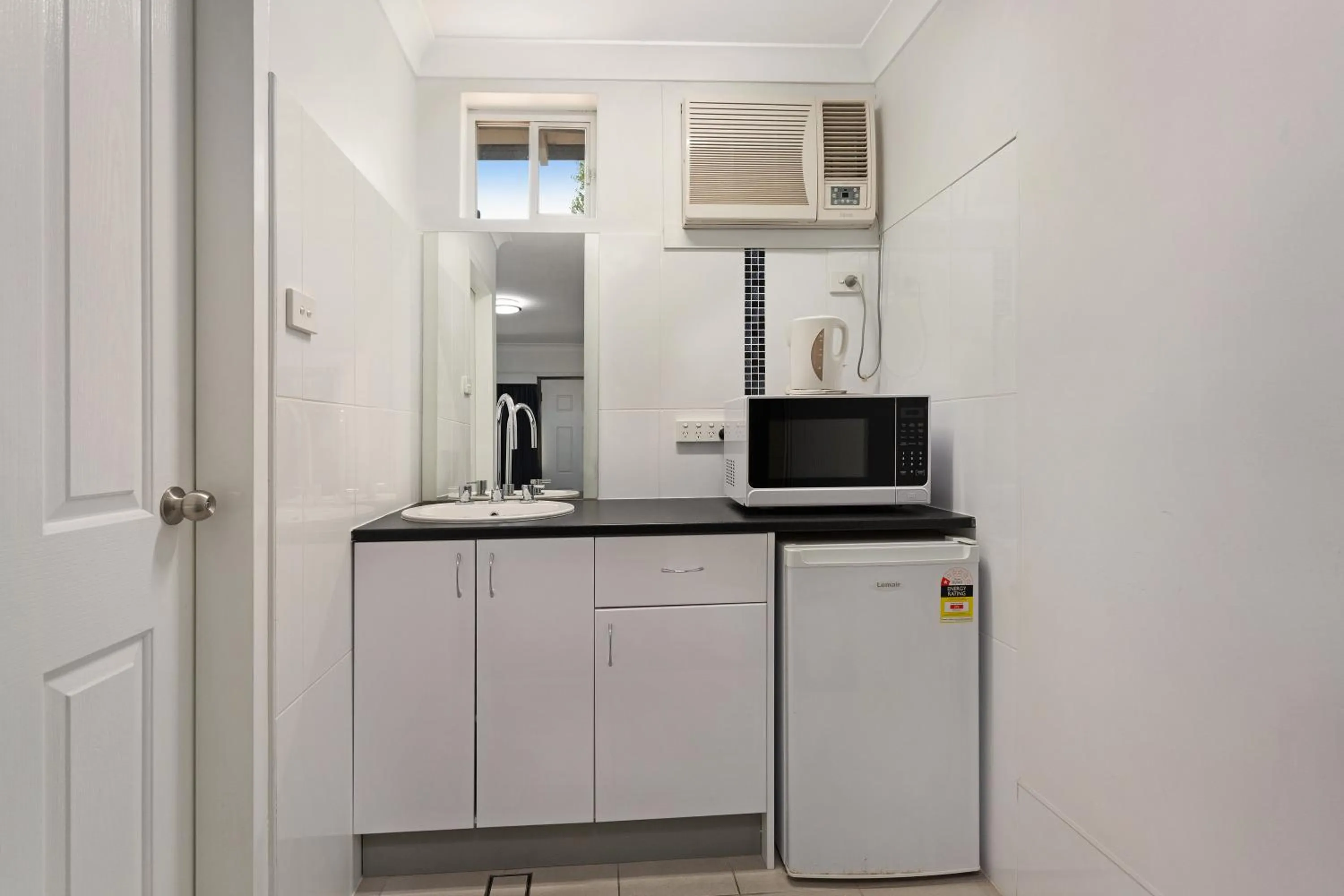 Bathroom in Alabaster Motor Inn