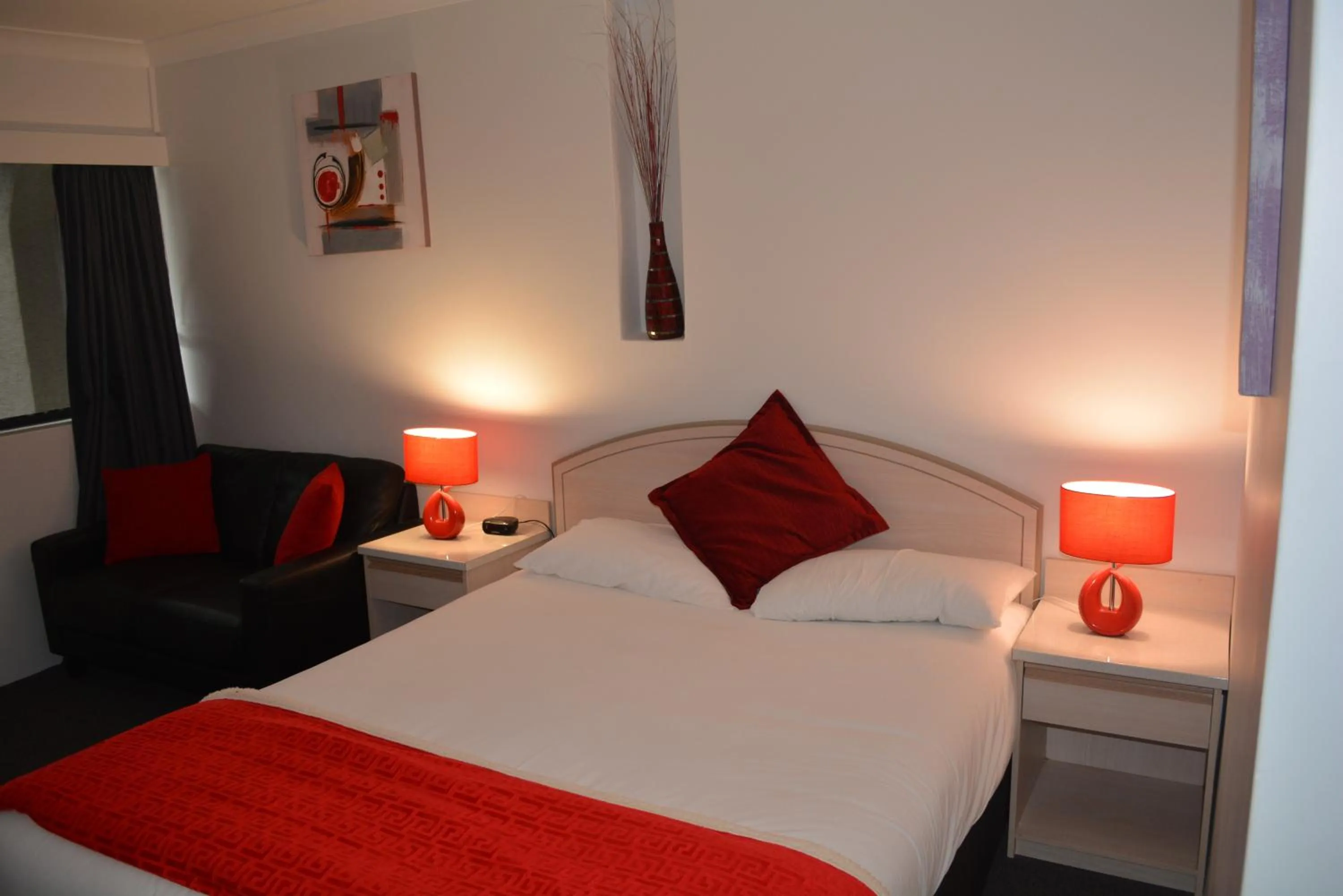 Bed in Alabaster Motor Inn