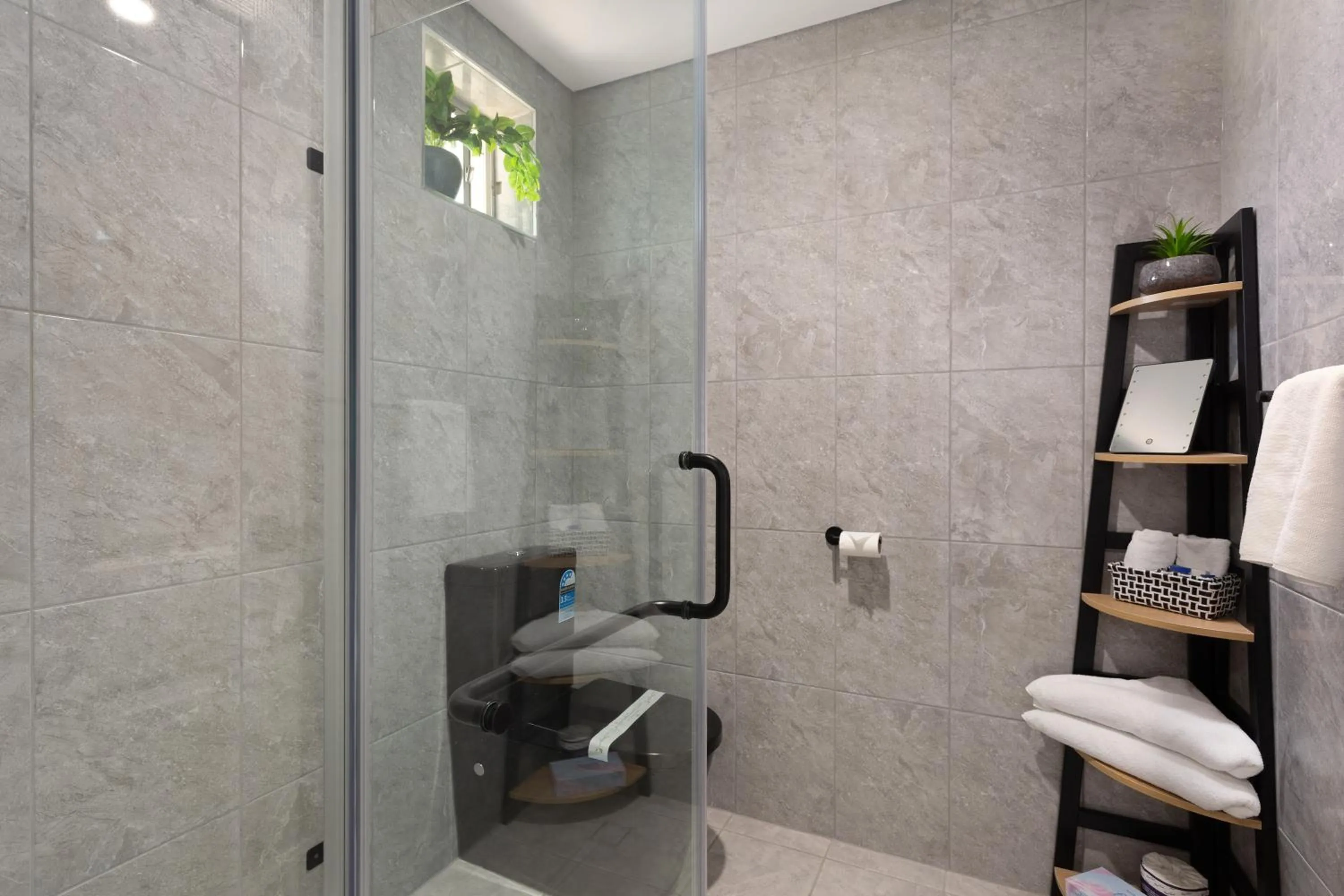 Bathroom in Alabaster Motor Inn