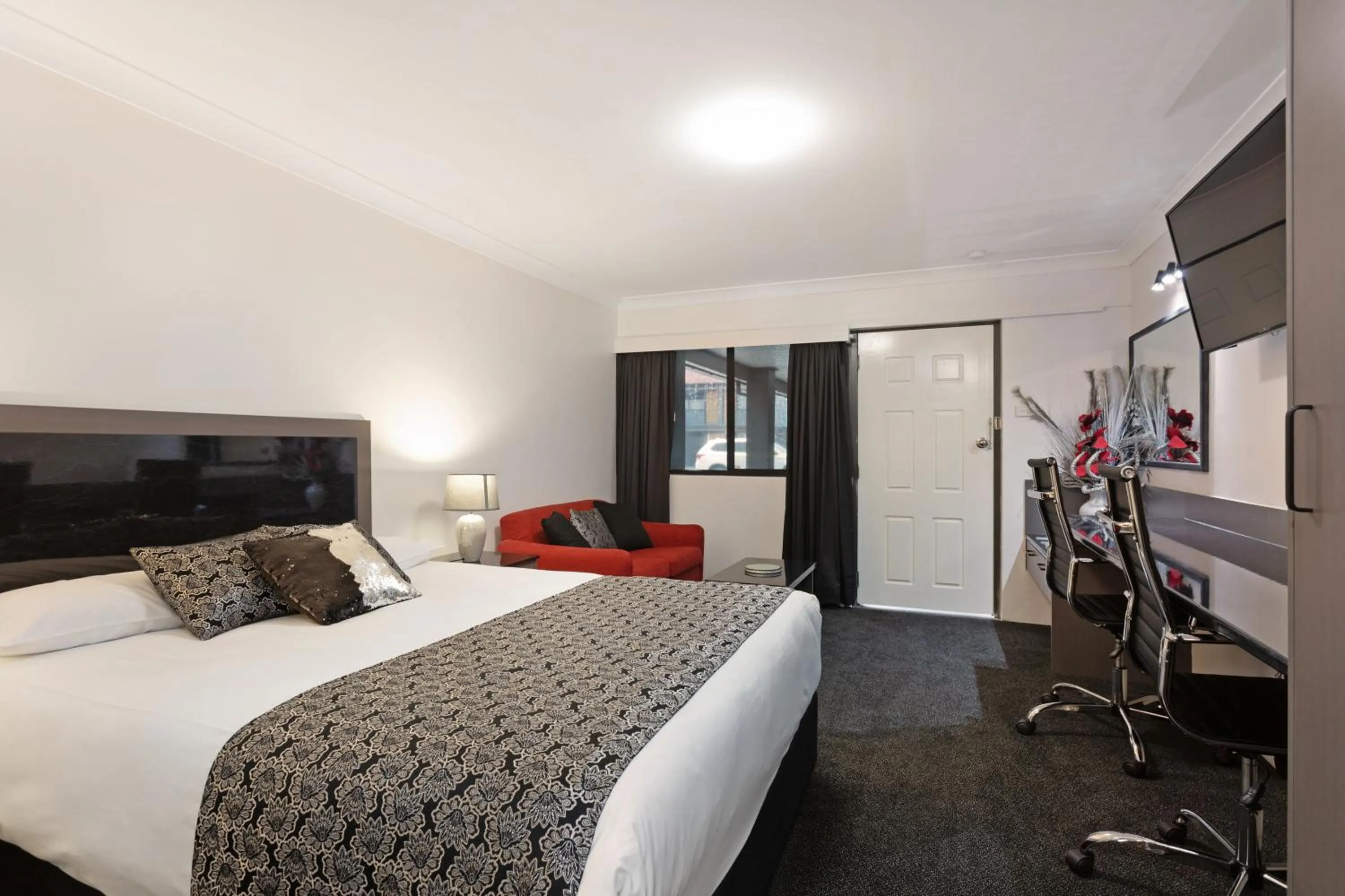 Photo of the whole room, Bed in Alabaster Motor Inn