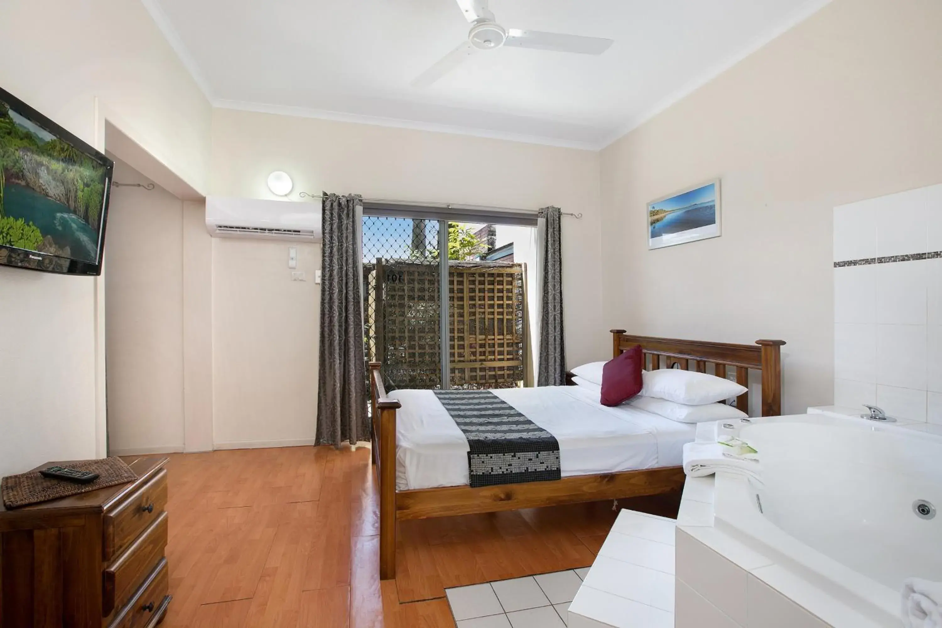 Photo of the whole room, Bed in Cairns City Sheridan Motel Photo of the whole room, Bed in Cairns City Sheridan Motel