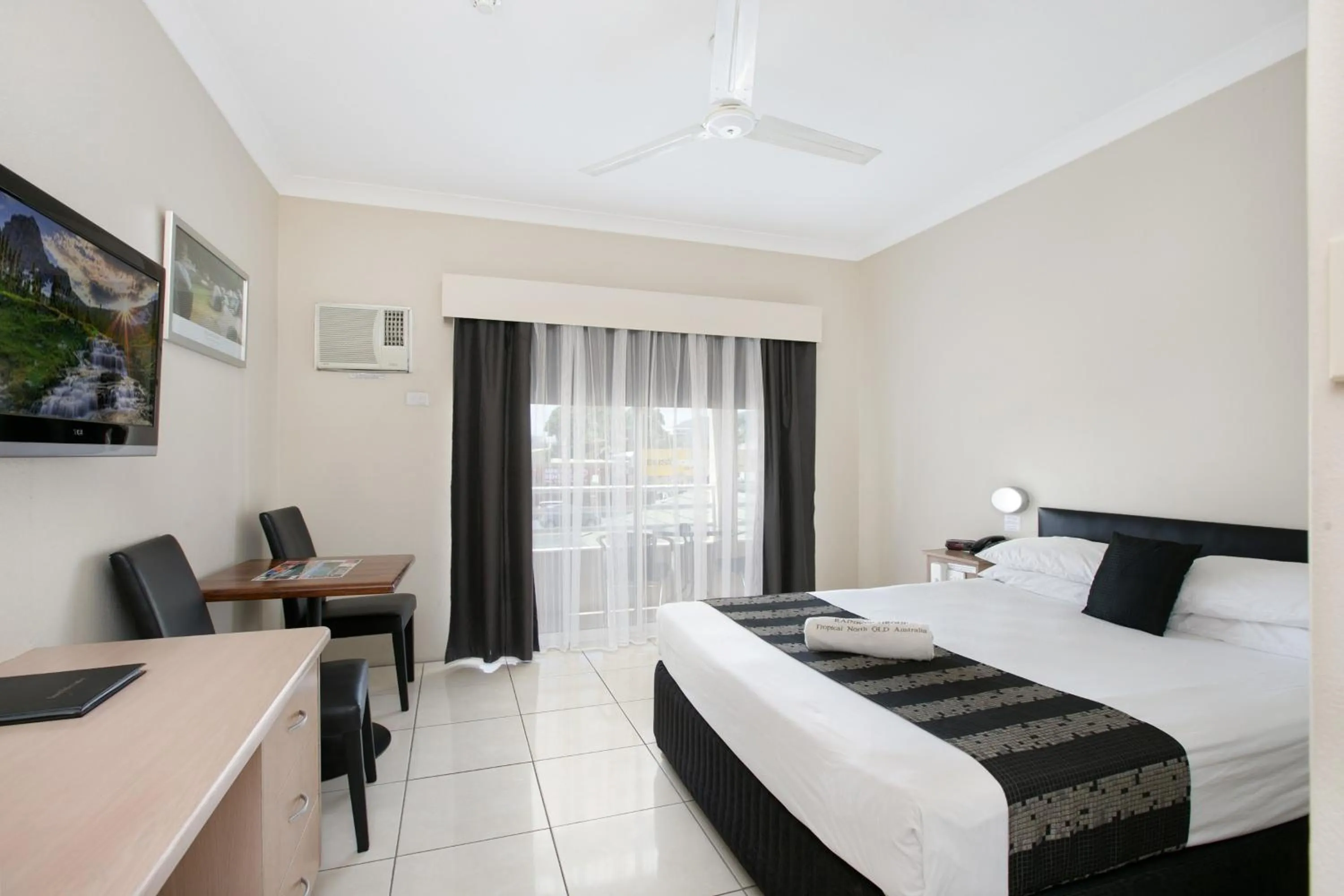 Photo of the whole room, Bed in Cairns City Sheridan Motel