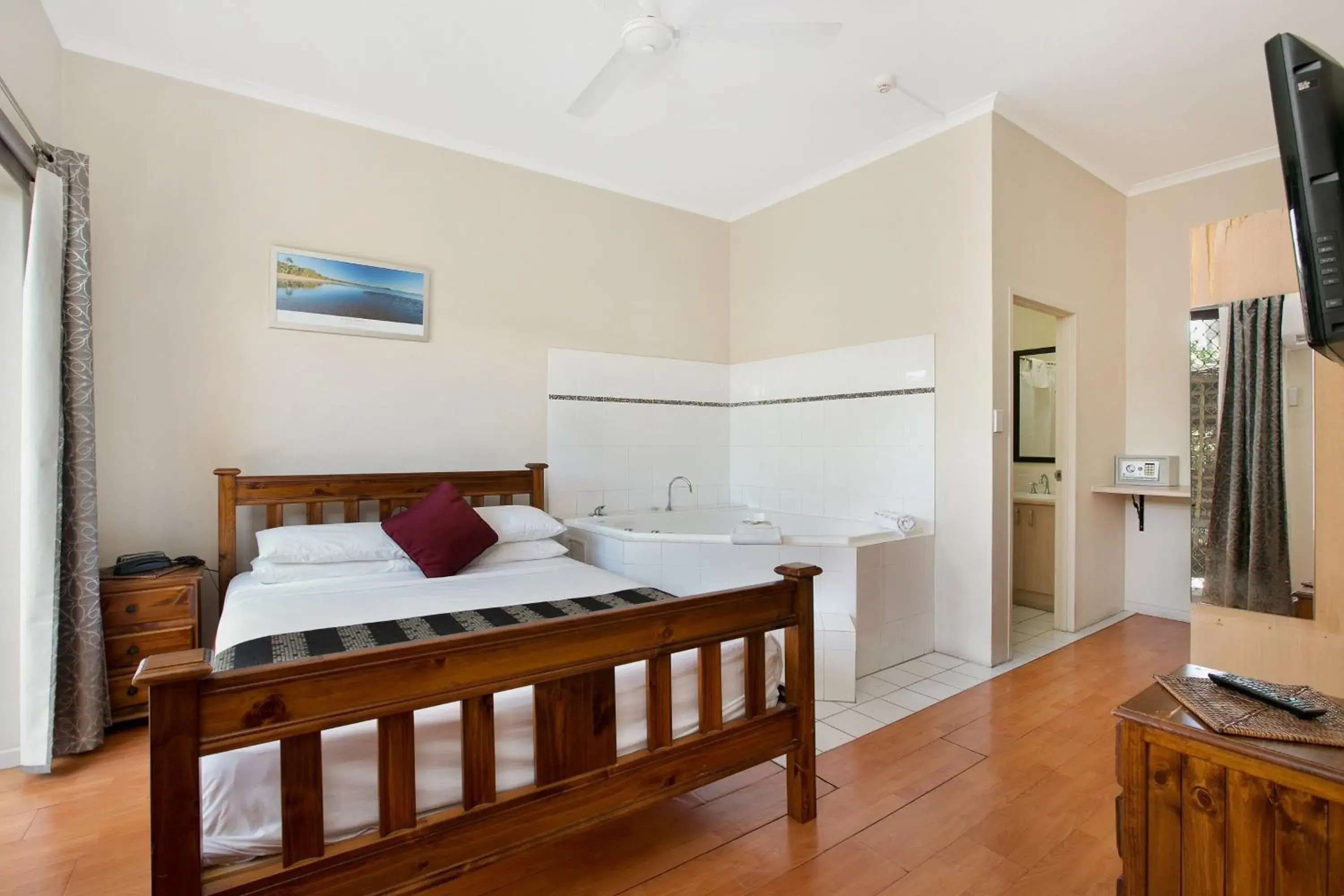 Bed in Cairns City Sheridan Motel Bed in Cairns City Sheridan Motel