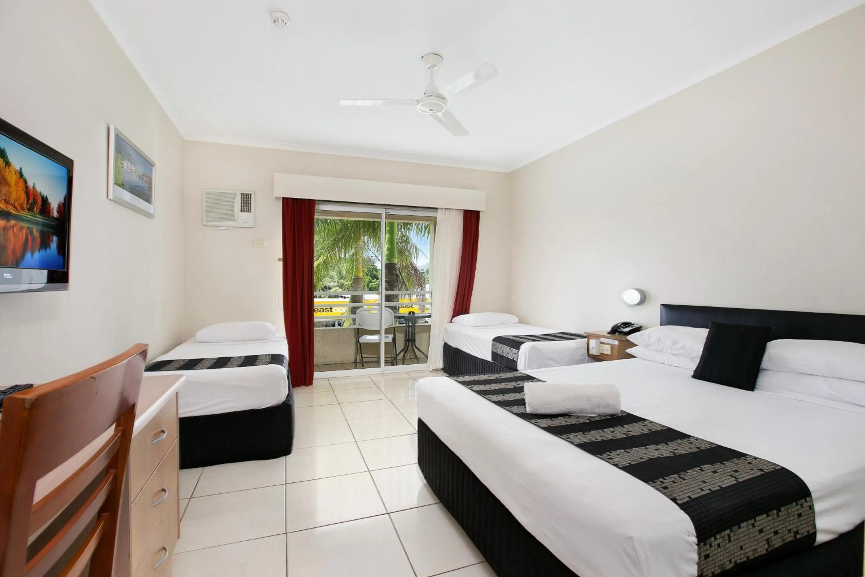 Photo of the whole room, Bed in Cairns City Sheridan Motel