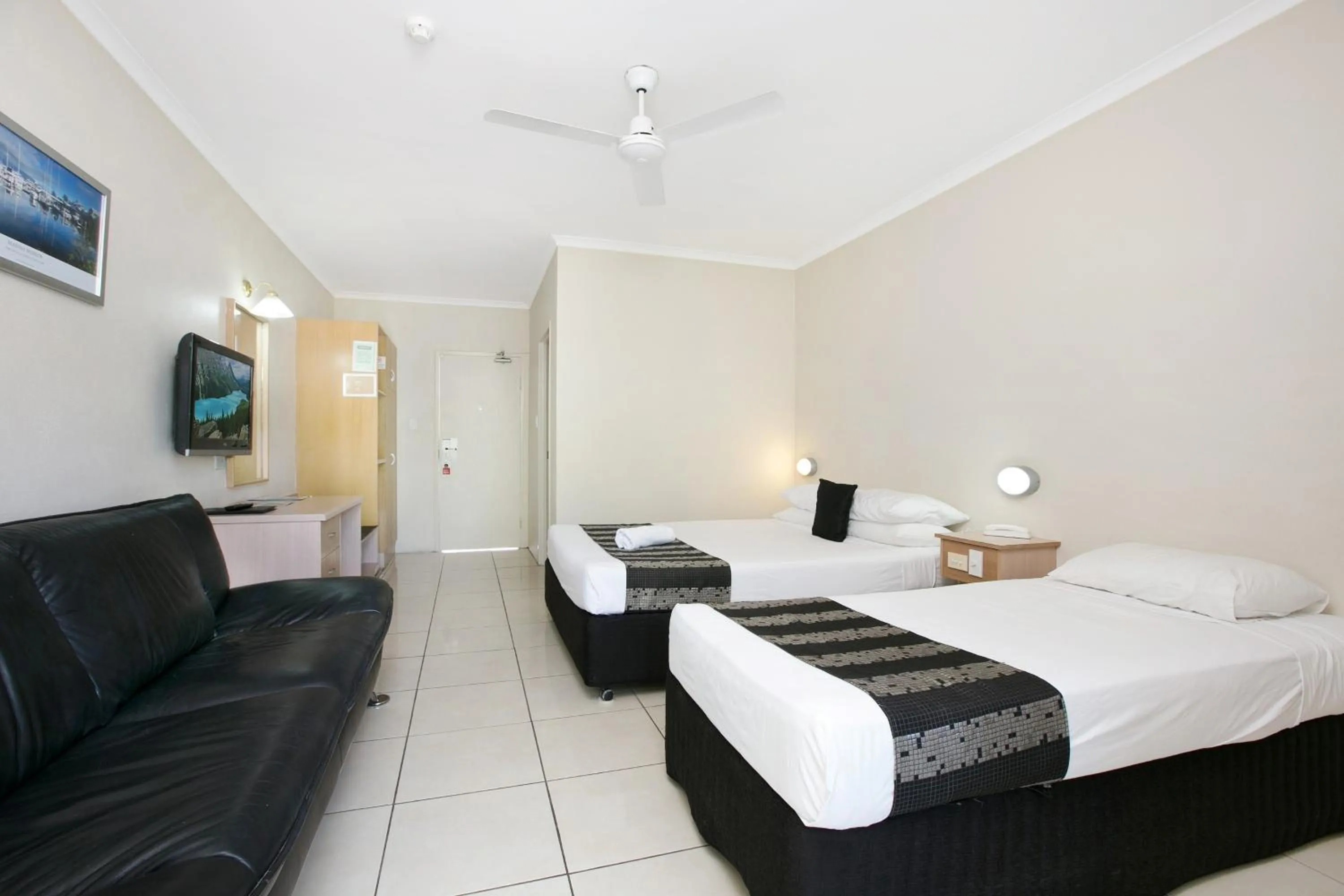 Photo of the whole room, Bed in Cairns City Sheridan Motel