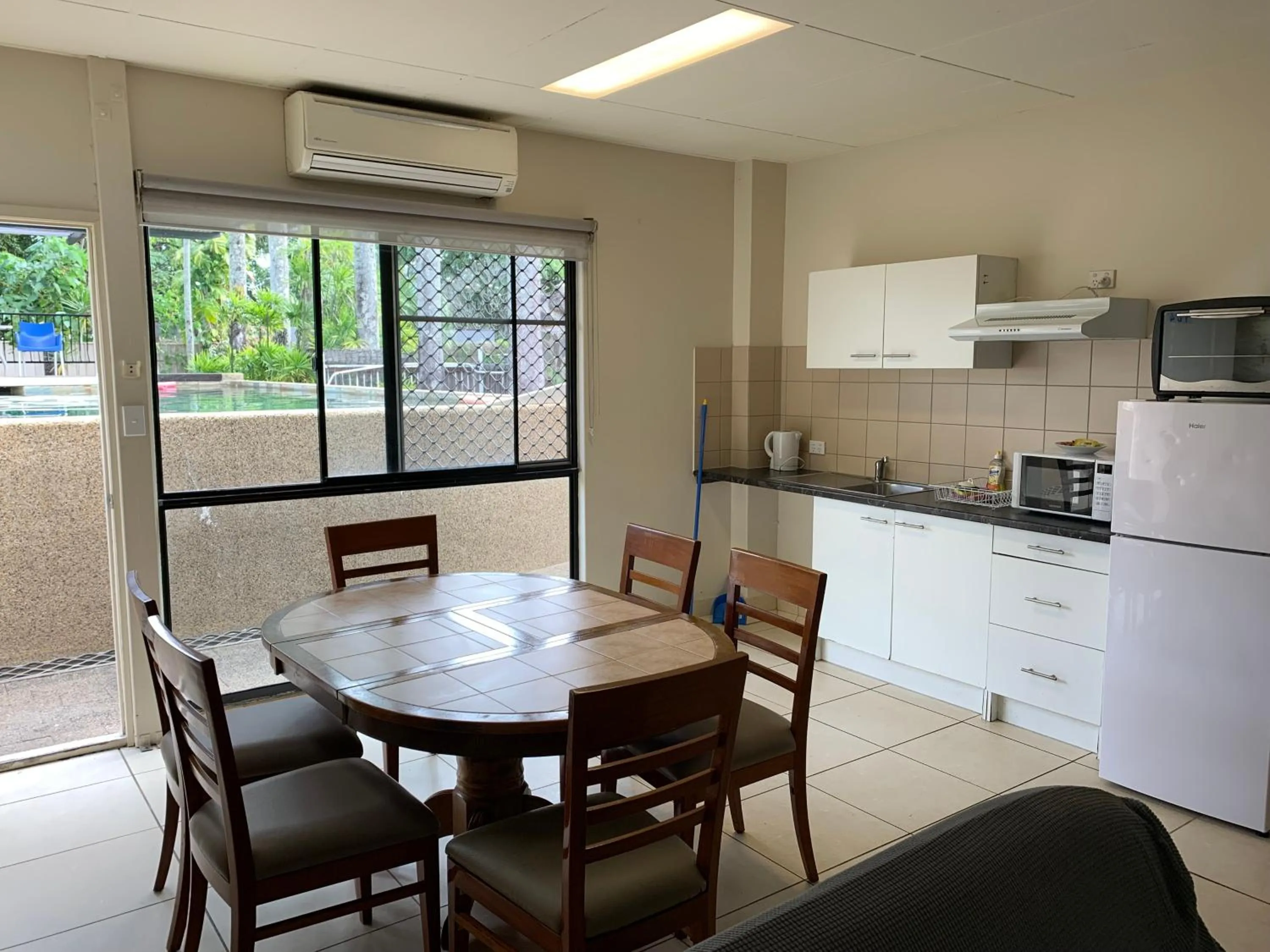 Kitchen or kitchenette in Cairns City Sheridan Motel
