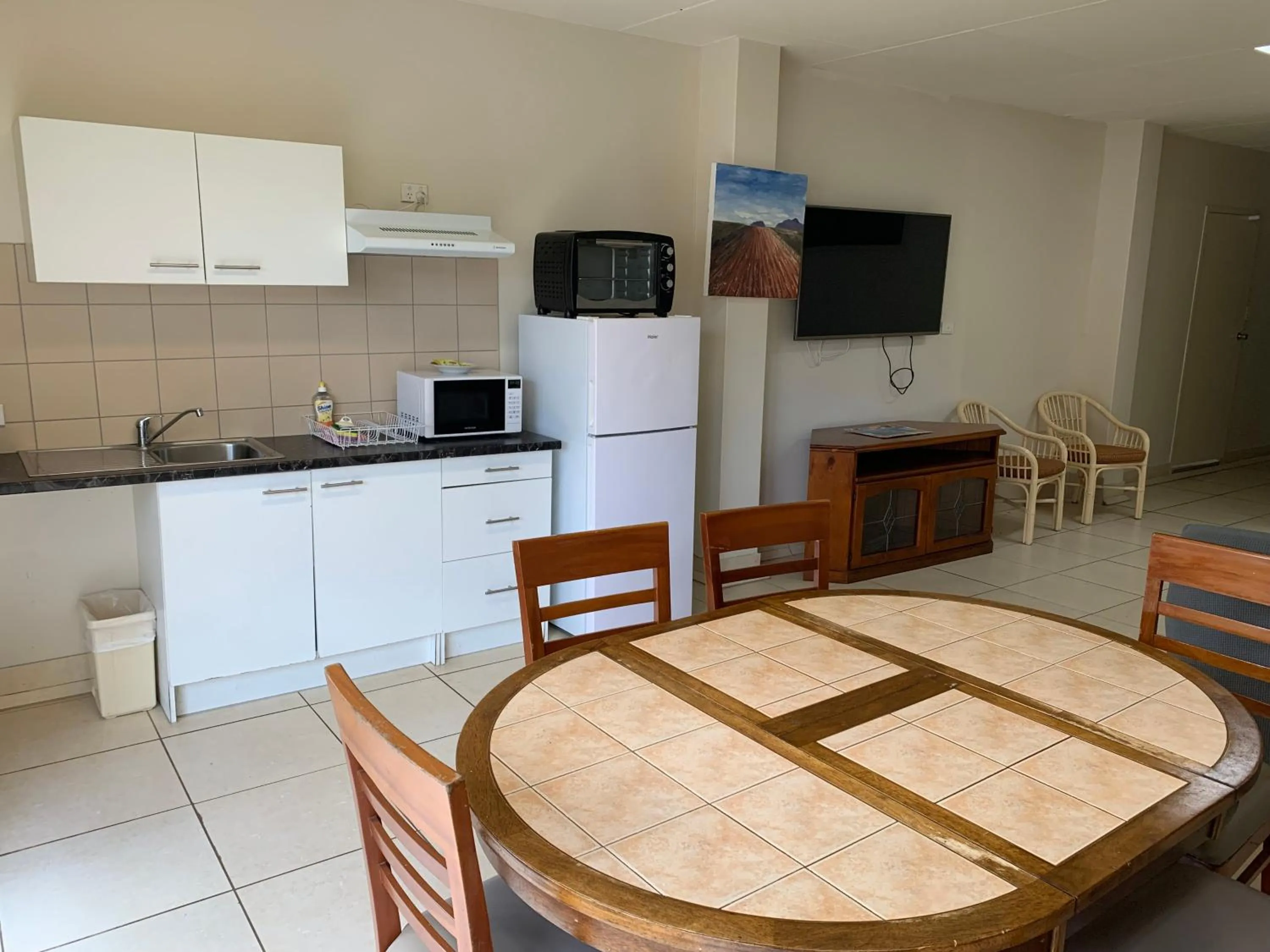 Kitchen or kitchenette in Cairns City Sheridan Motel