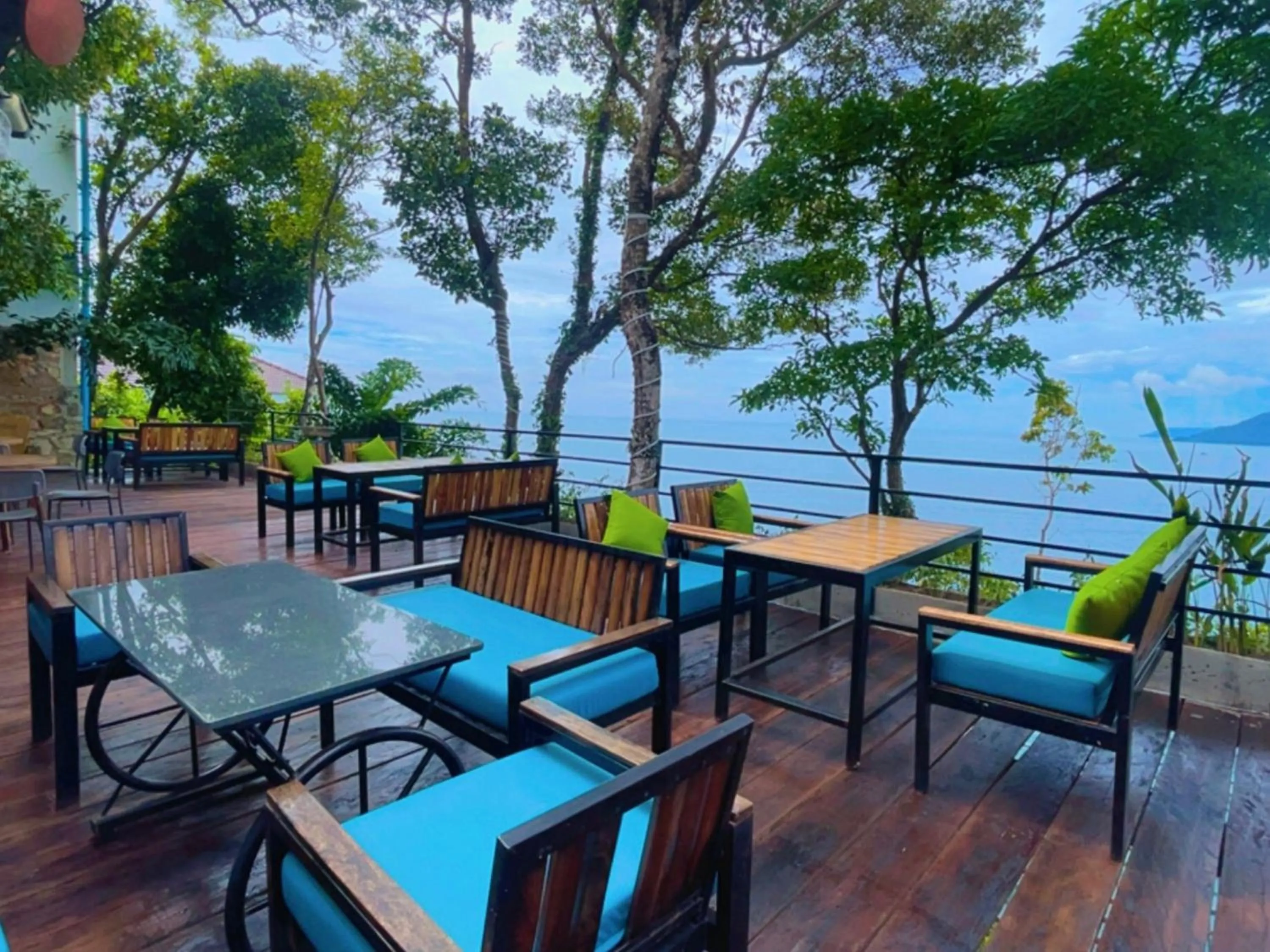 Restaurant/places to eat in The Cliff Hostel, M'Pay Bay