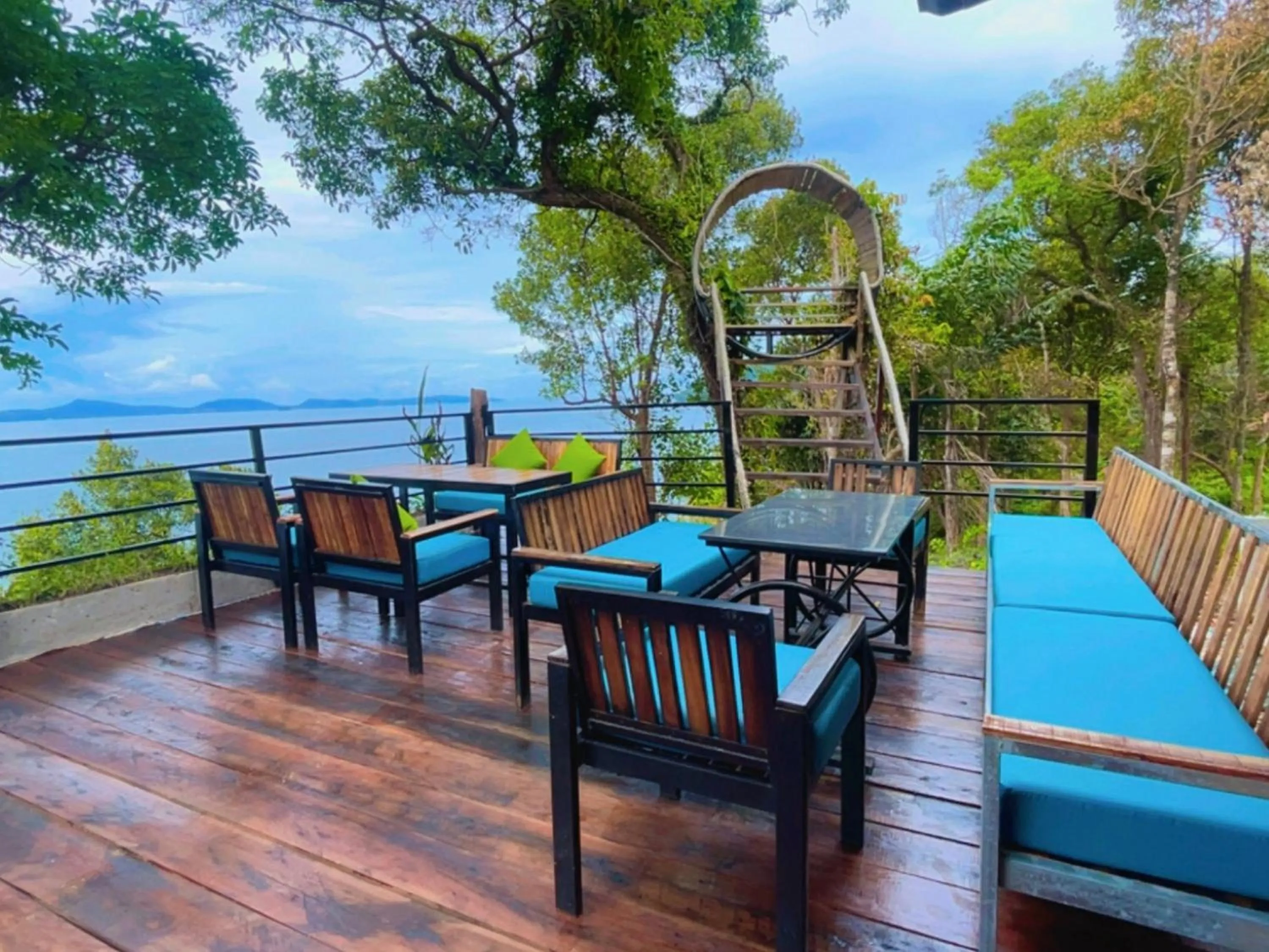 Restaurant/places to eat in The Cliff Hostel, M'Pay Bay