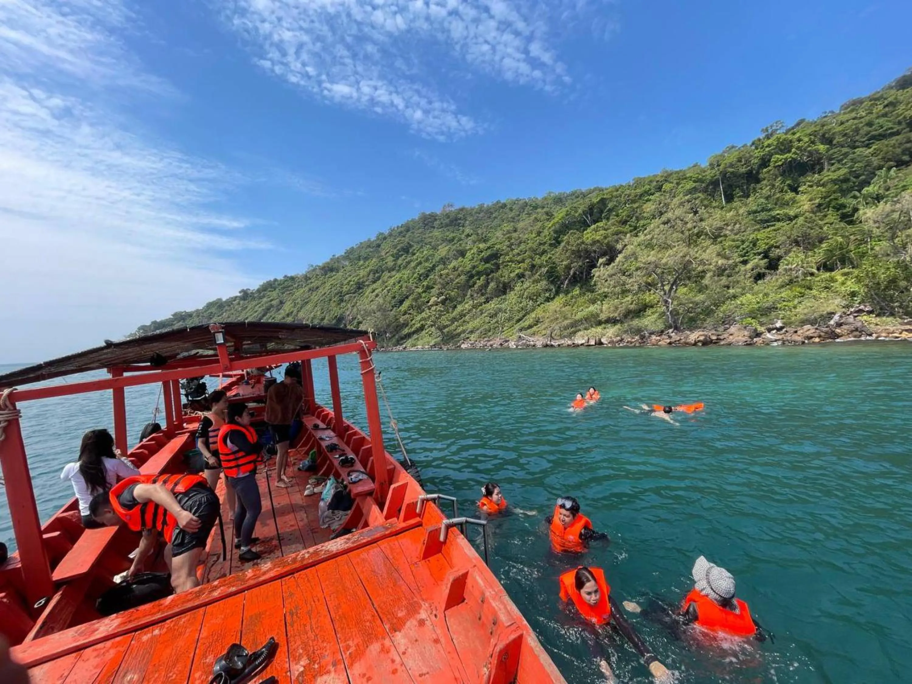Snorkeling in The Cliff Hostel, M'Pay Bay