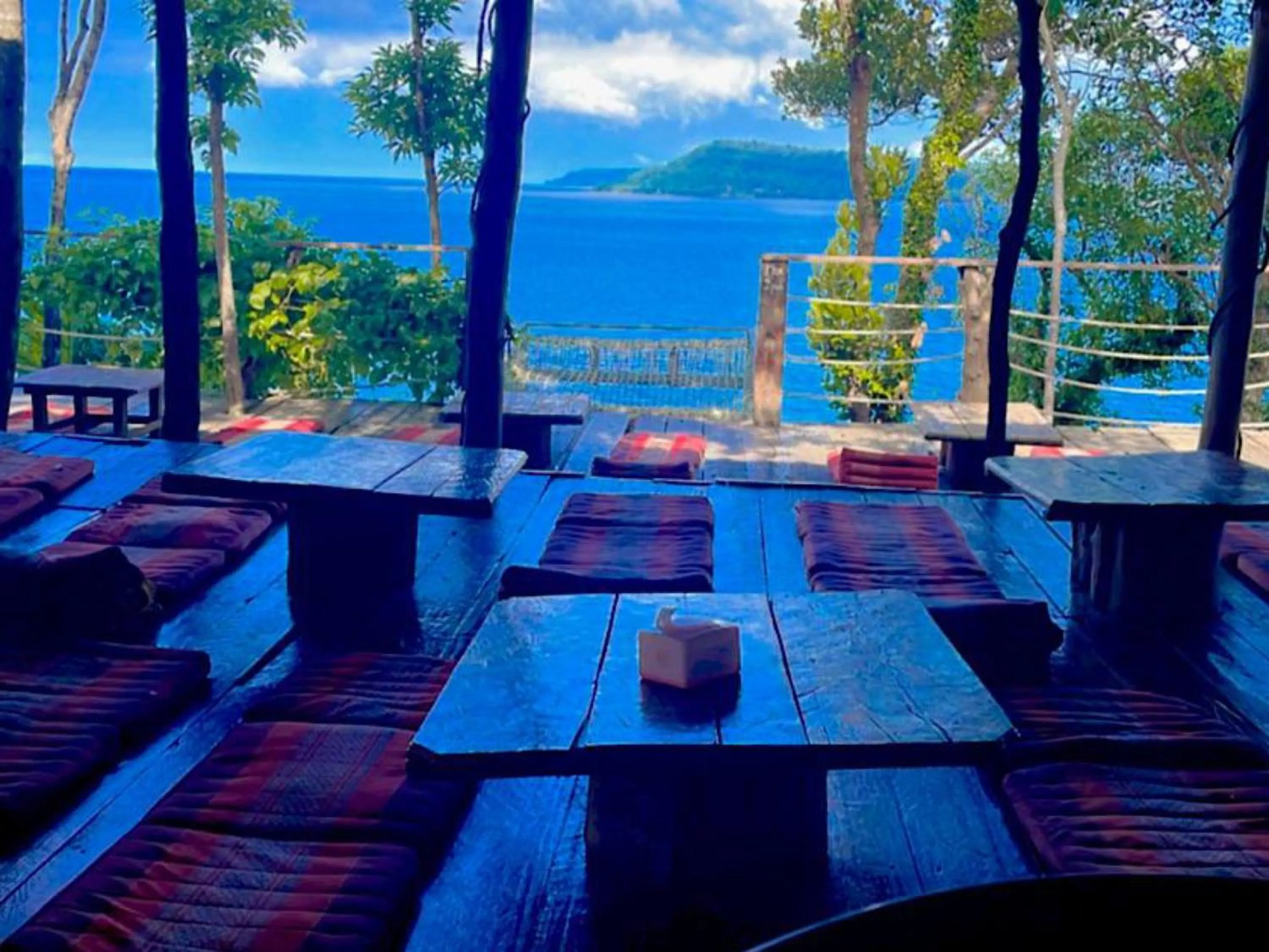 Restaurant/places to eat in The Cliff Hostel, M'Pay Bay