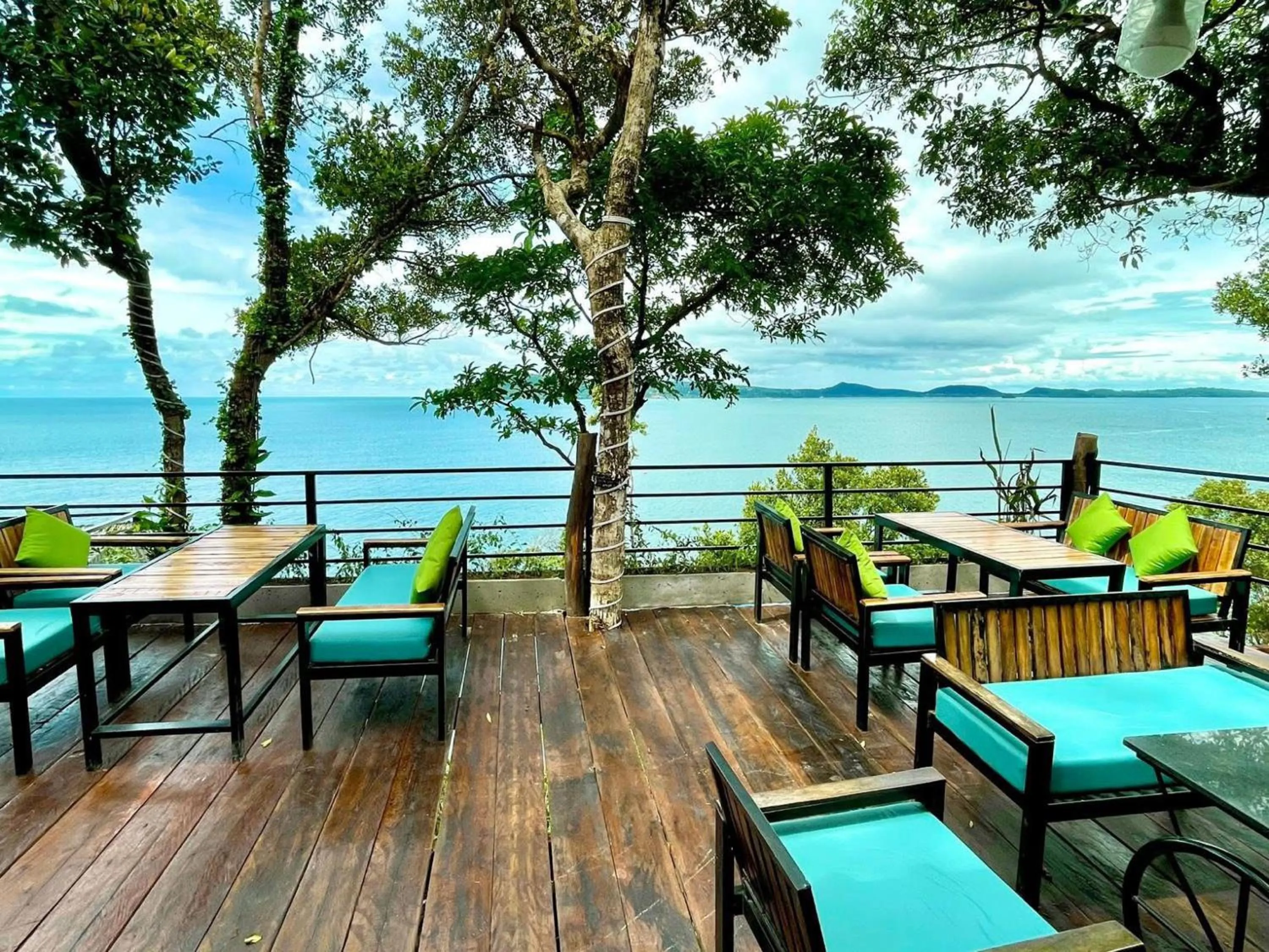 Restaurant/places to eat in The Cliff Hostel, M'Pay Bay