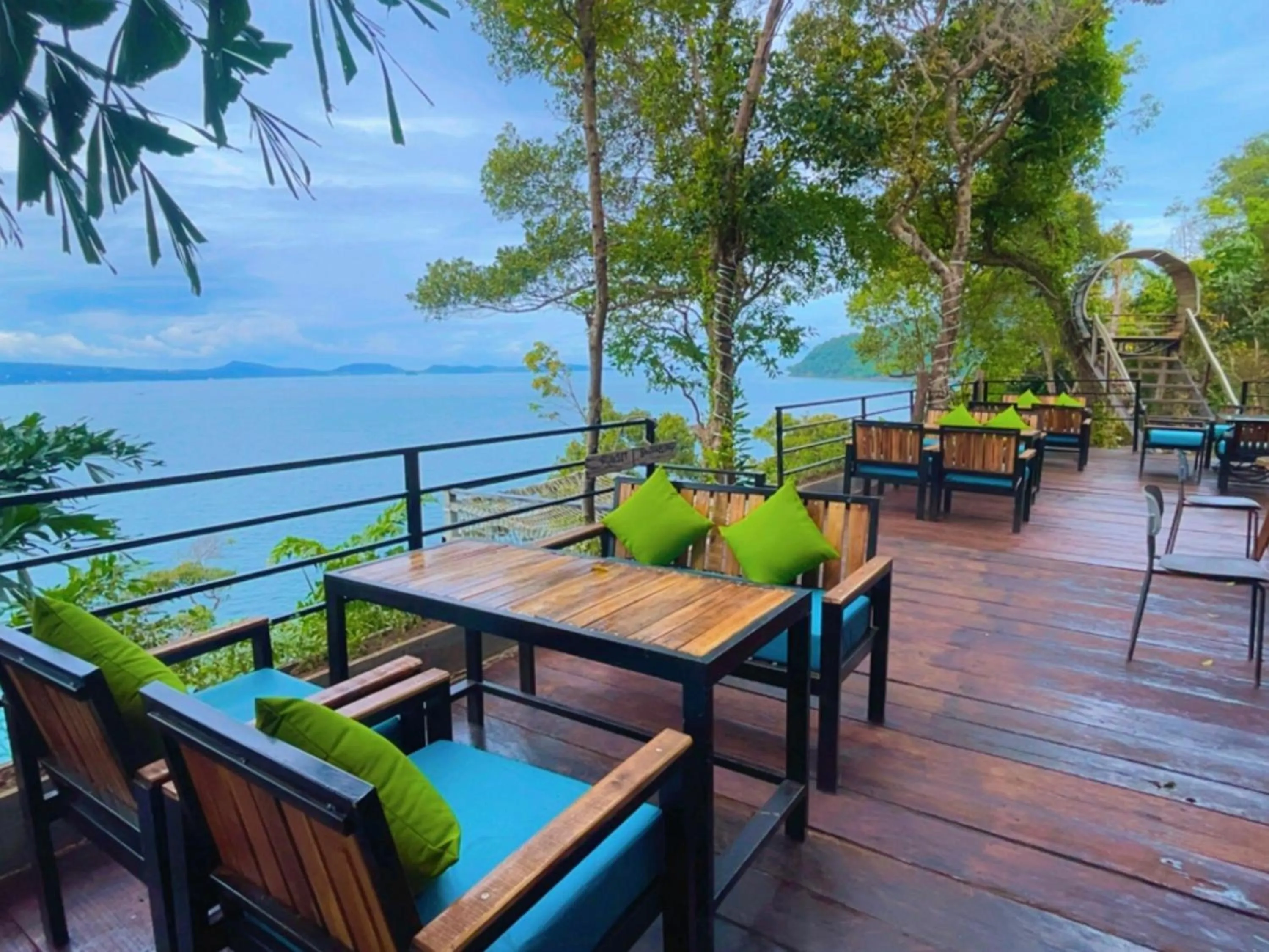 Restaurant/places to eat in The Cliff Hostel, M'Pay Bay