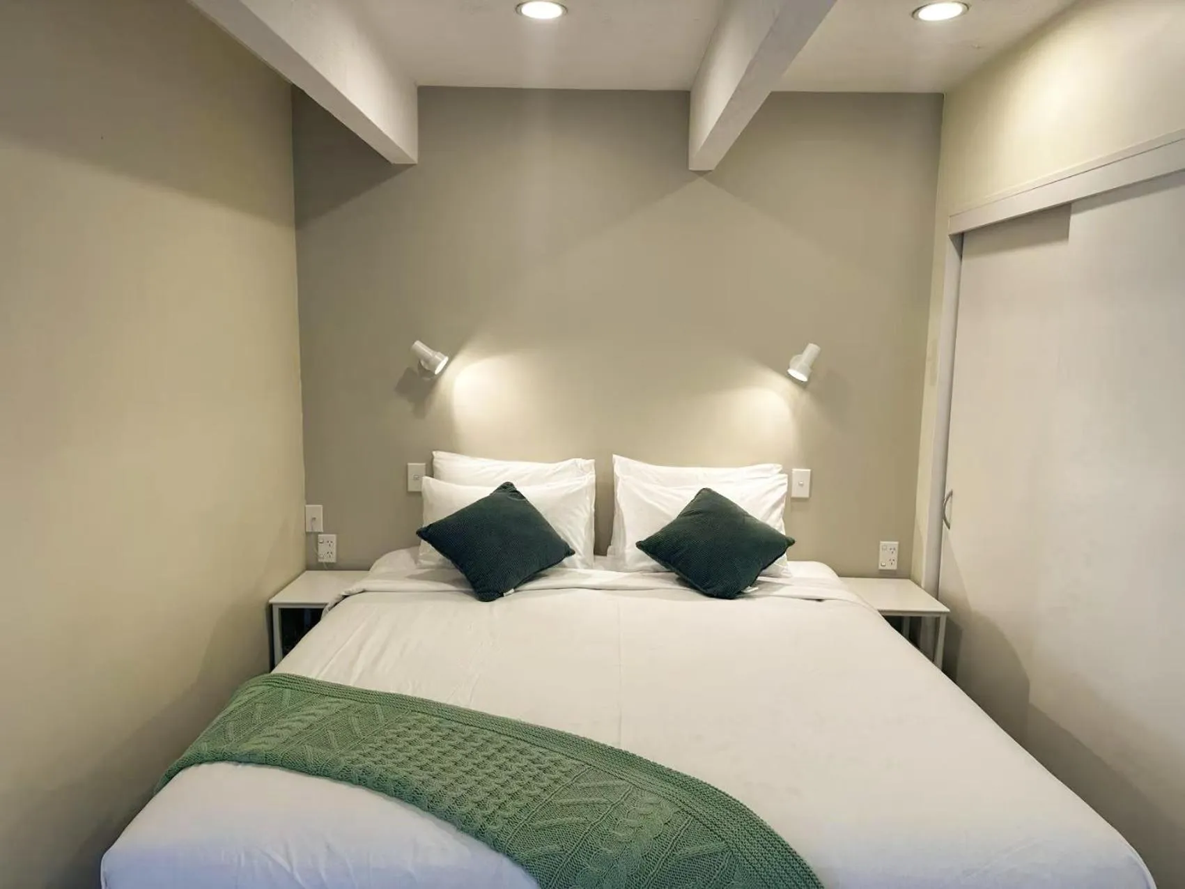 Bed in Castles Motel & Driftwood Motel