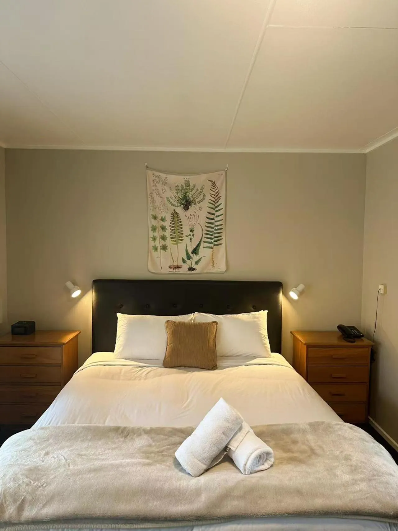 Bed in Castles Motel & Driftwood Motel