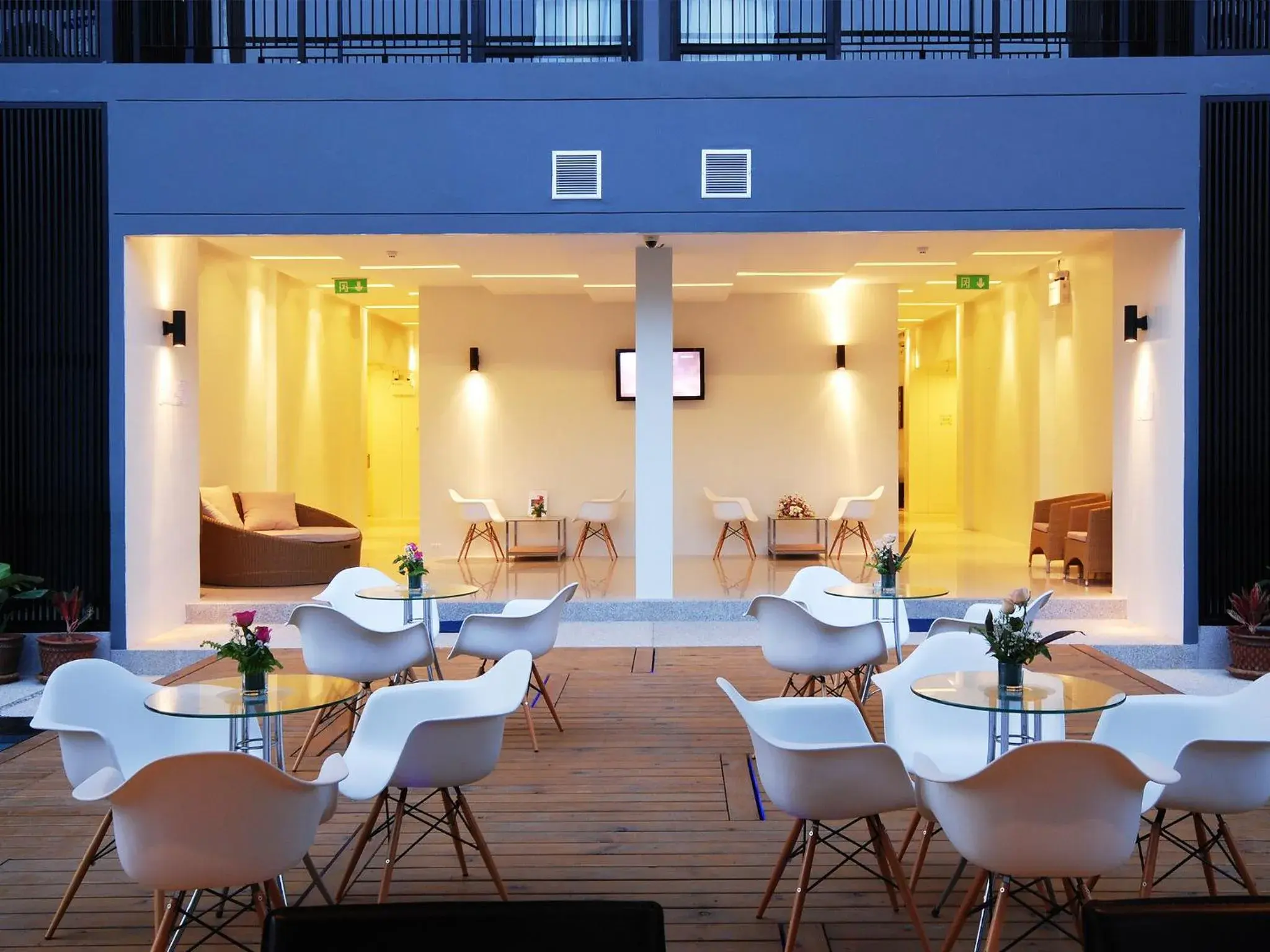 Lounge or bar in The Lantern Resorts Patong - SHA Extra Plus Lounge or bar in The Lantern Resorts Patong - SHA Extra Plus