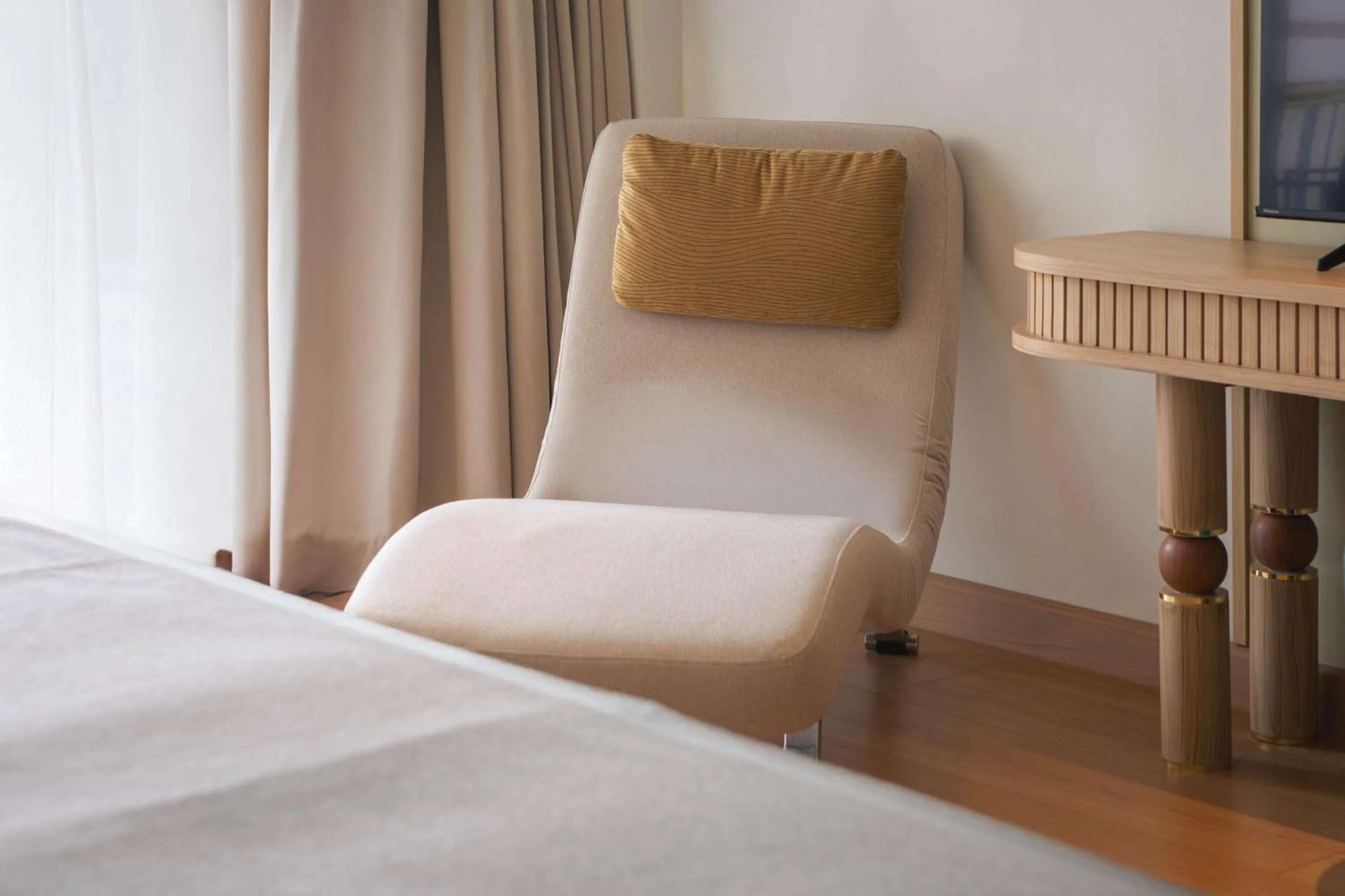 Seating area, Bed in The Lantern Resorts Patong