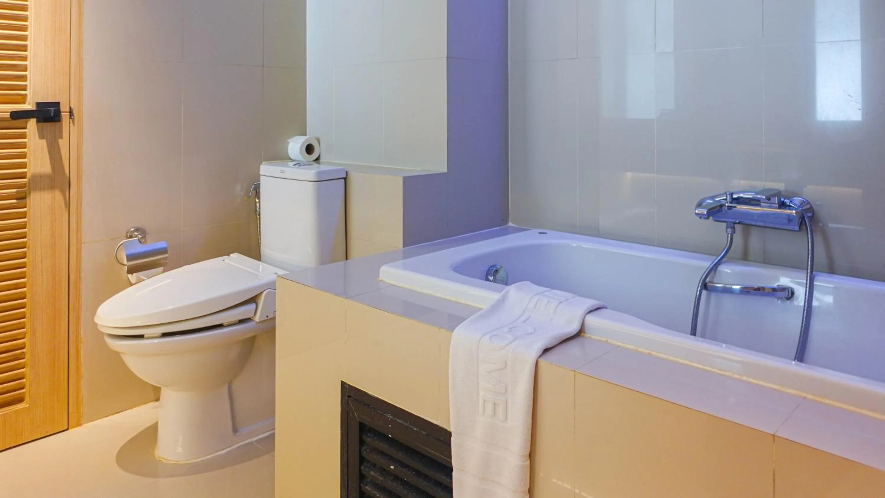 Toilet in The Lantern Resorts Patong