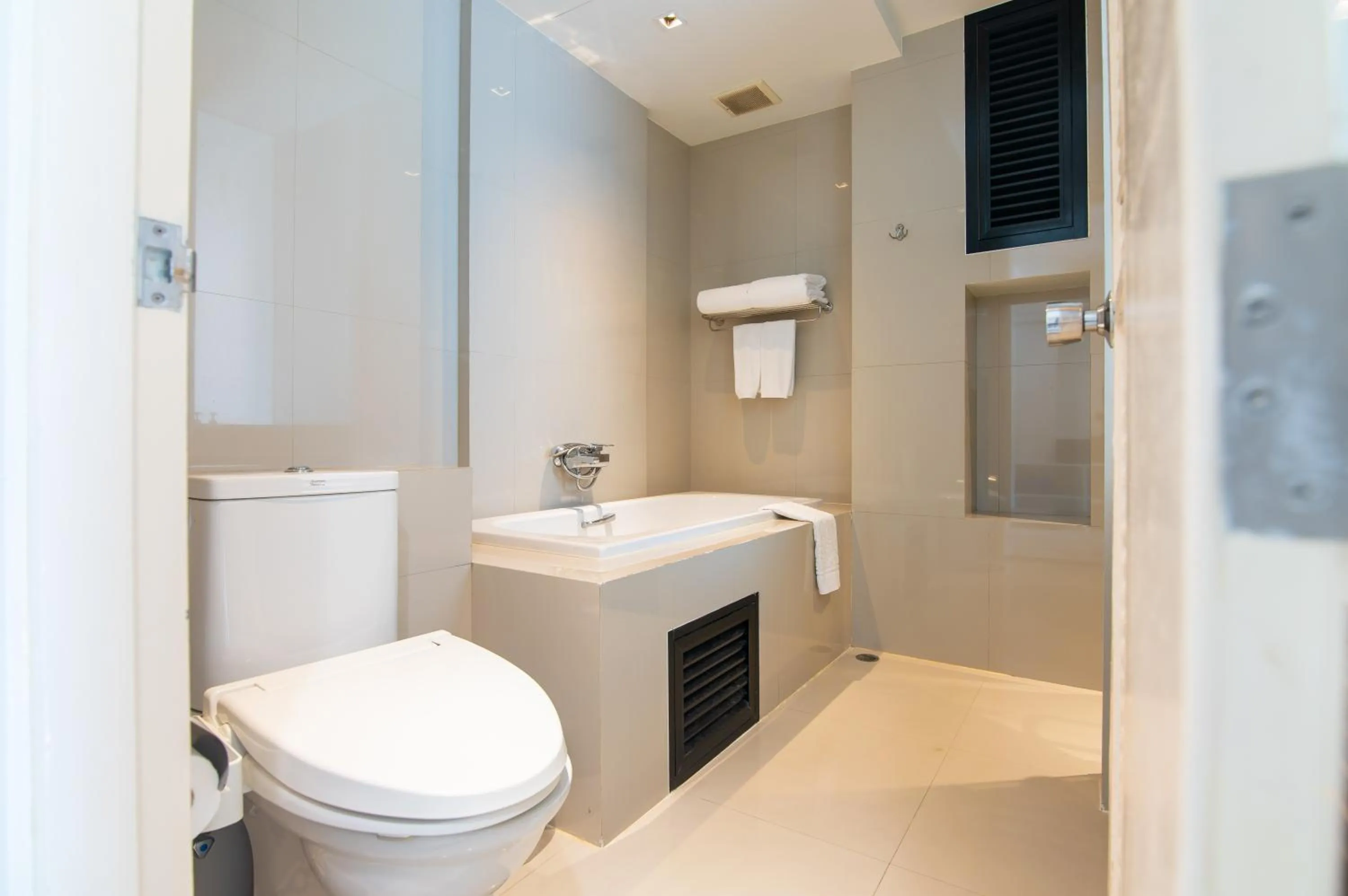 Bath in The Lantern Resorts Patong - SHA Extra Plus