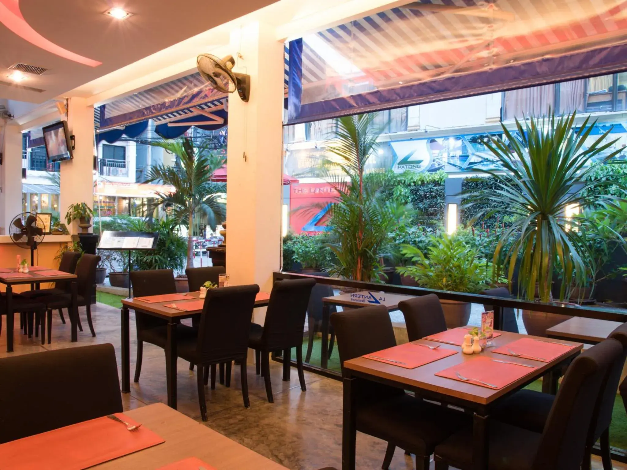 Restaurant/places to eat in The Lantern Resorts Patong - SHA Extra Plus Restaurant/places to eat in The Lantern Resorts Patong - SHA Extra Plus