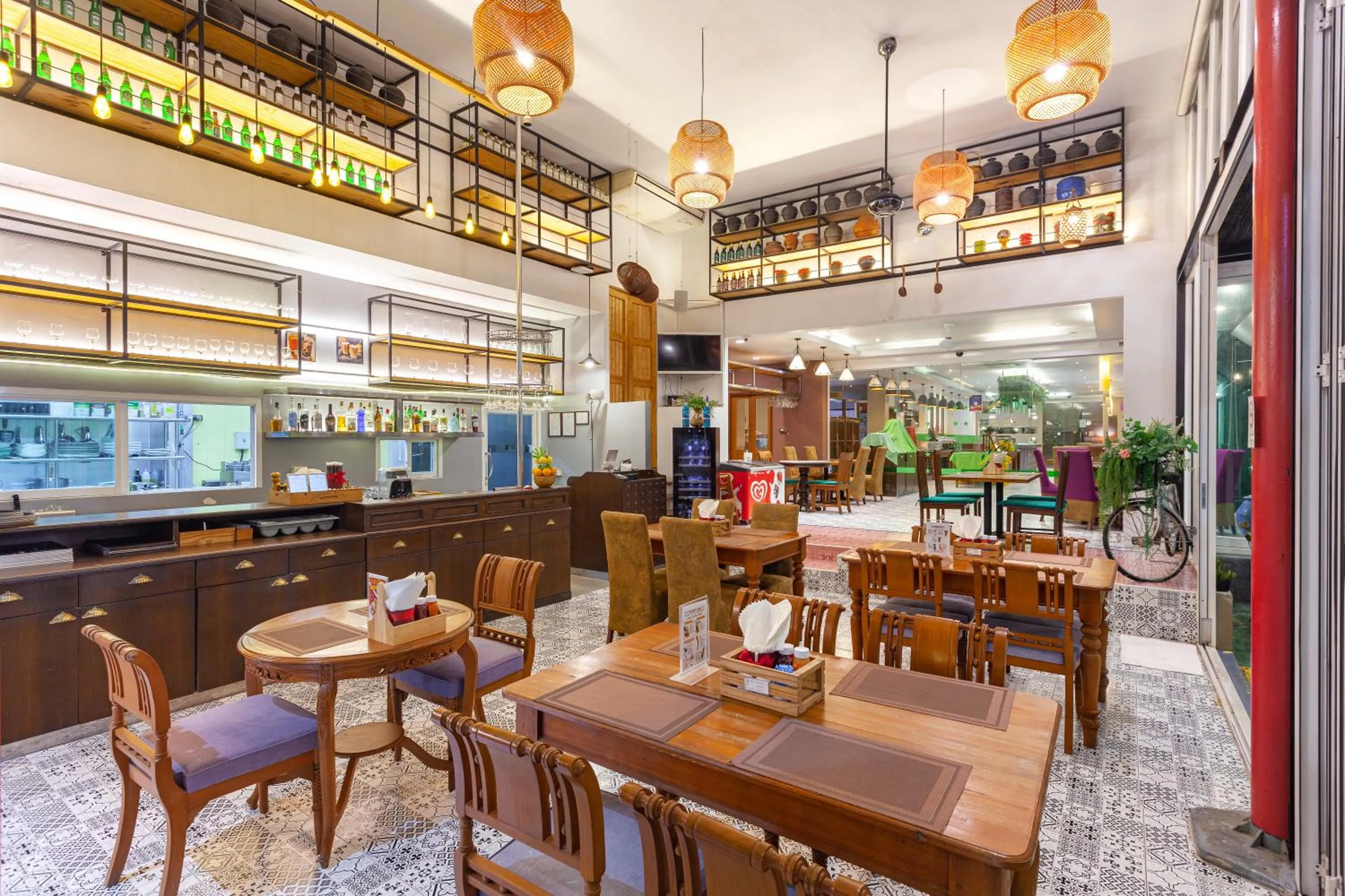 Restaurant/places to eat in Thanthip Beach Resort Patong