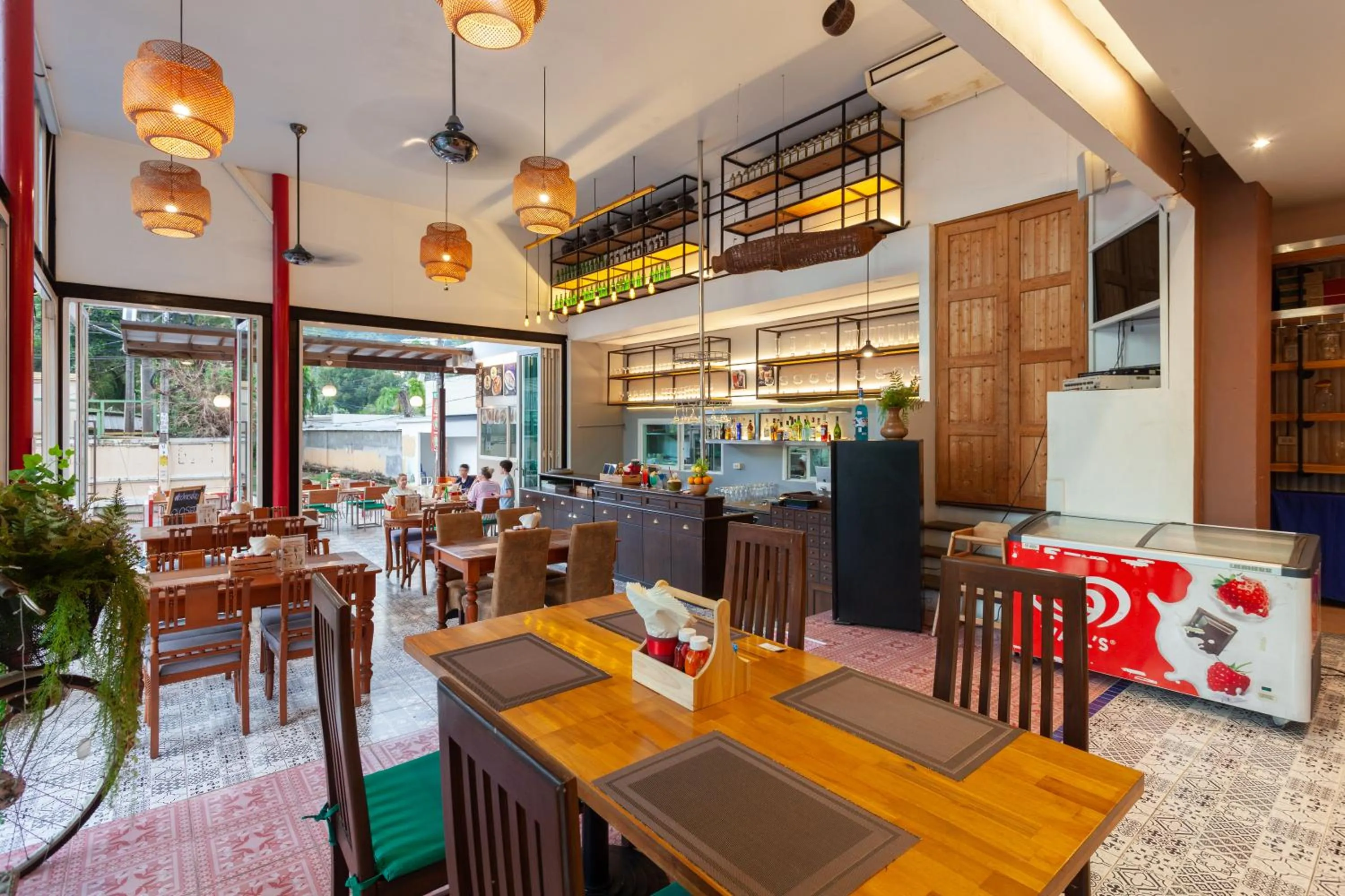 Restaurant/places to eat in Thanthip Beach Resort Patong