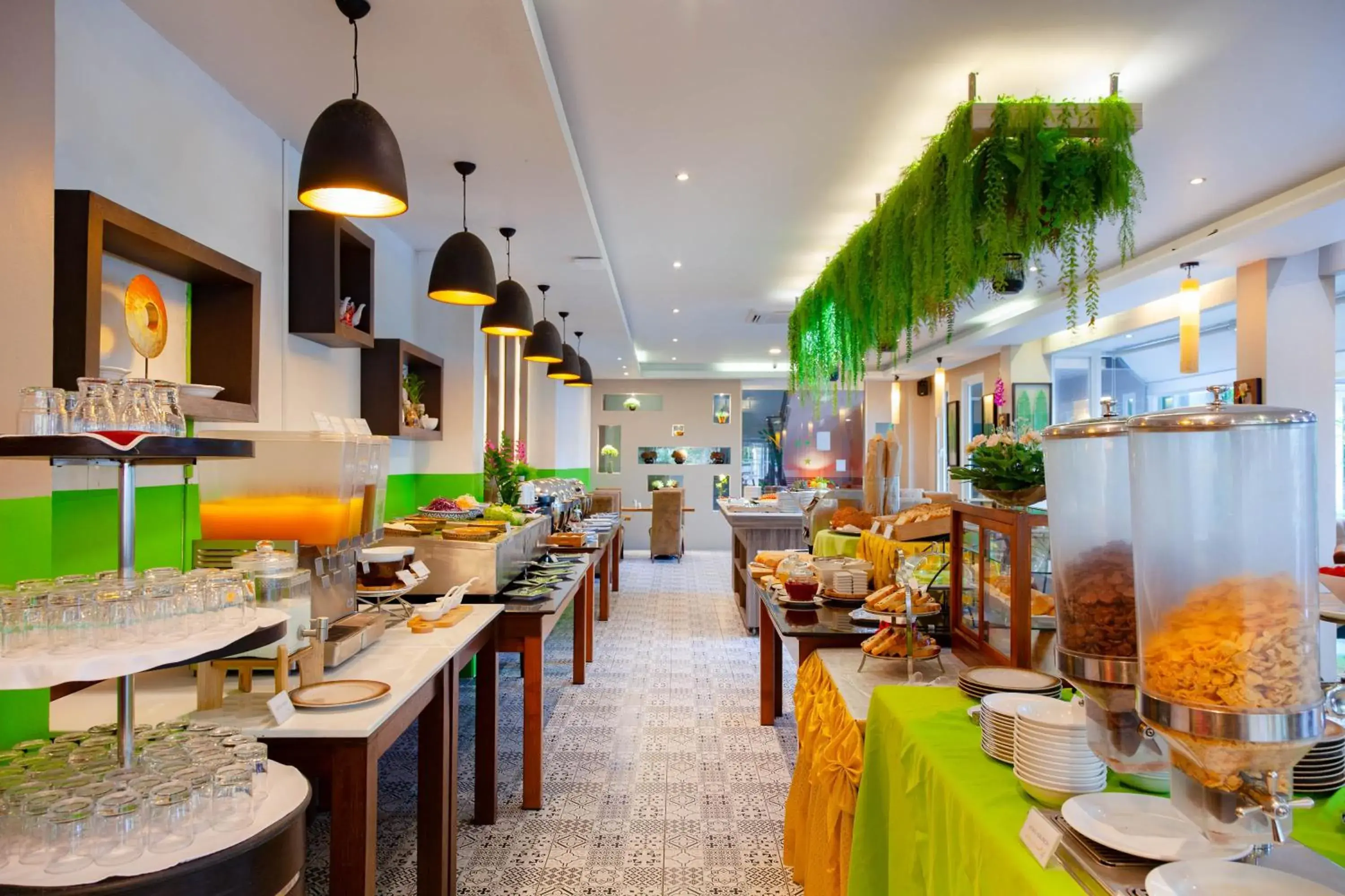 Restaurant/places to eat in Thanthip Beach Resort Patong Restaurant/places to eat in Thanthip Beach Resort Patong