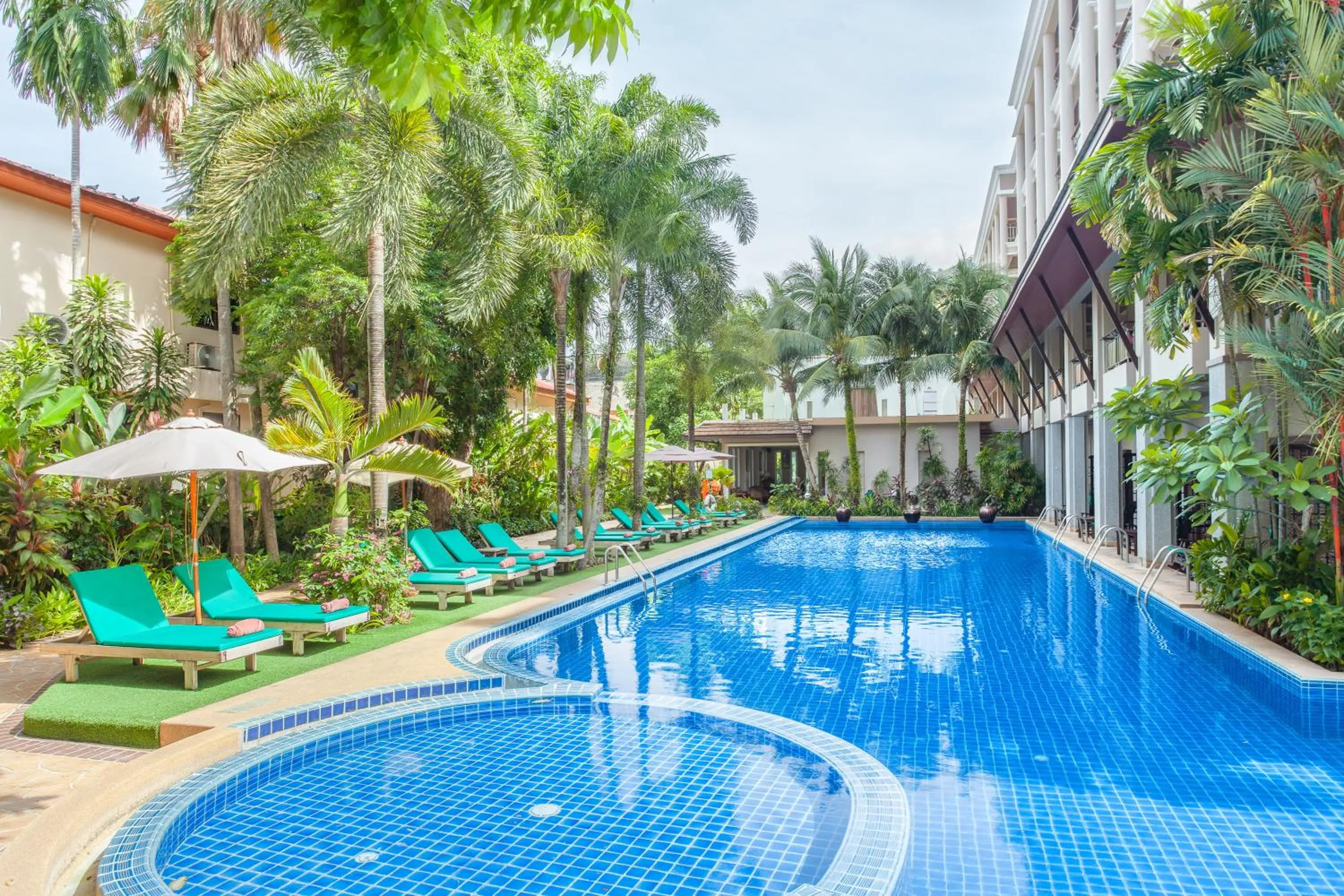 Property building in Thanthip Beach Resort Patong