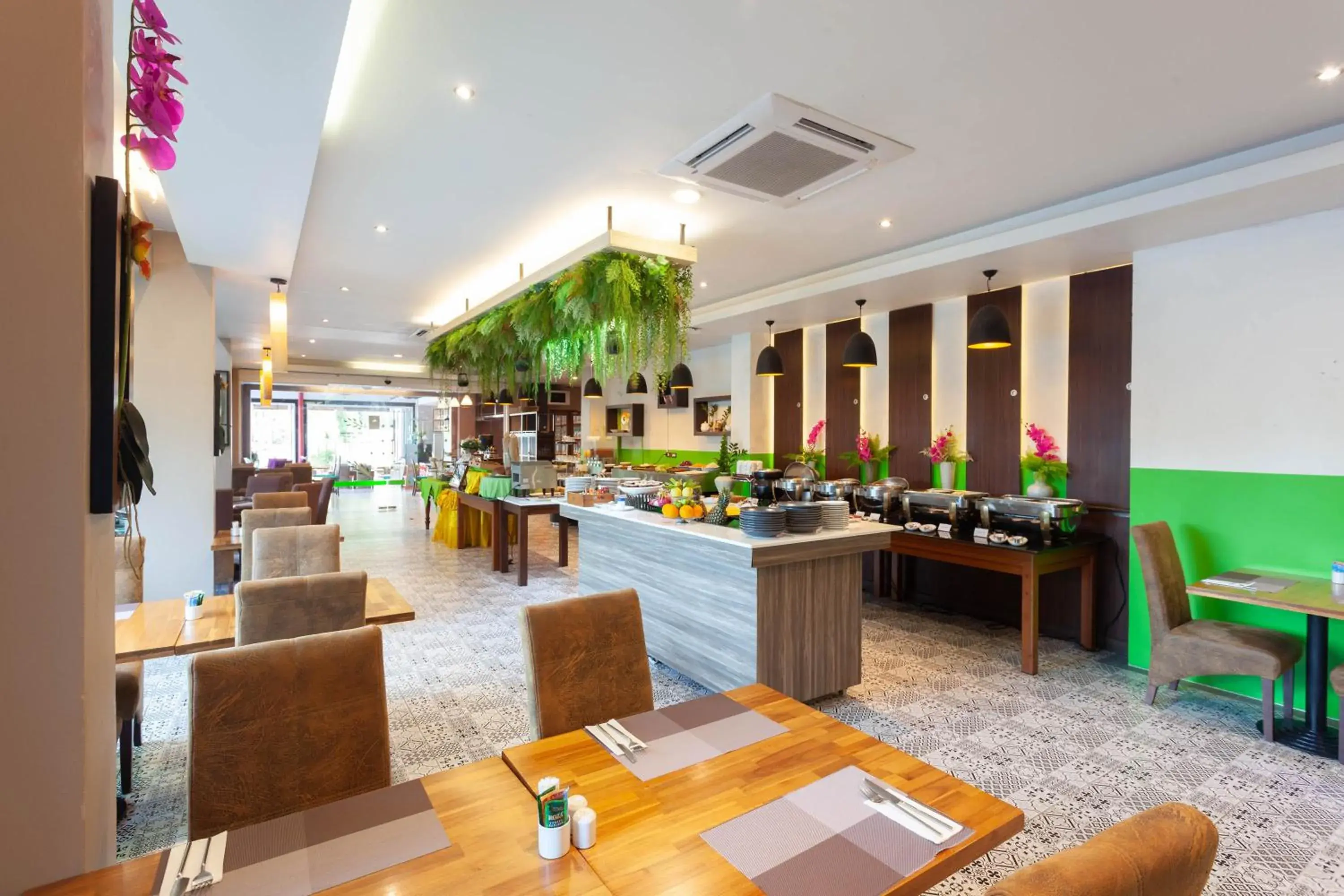 Restaurant/places to eat in Thanthip Beach Resort Patong Restaurant/places to eat in Thanthip Beach Resort Patong