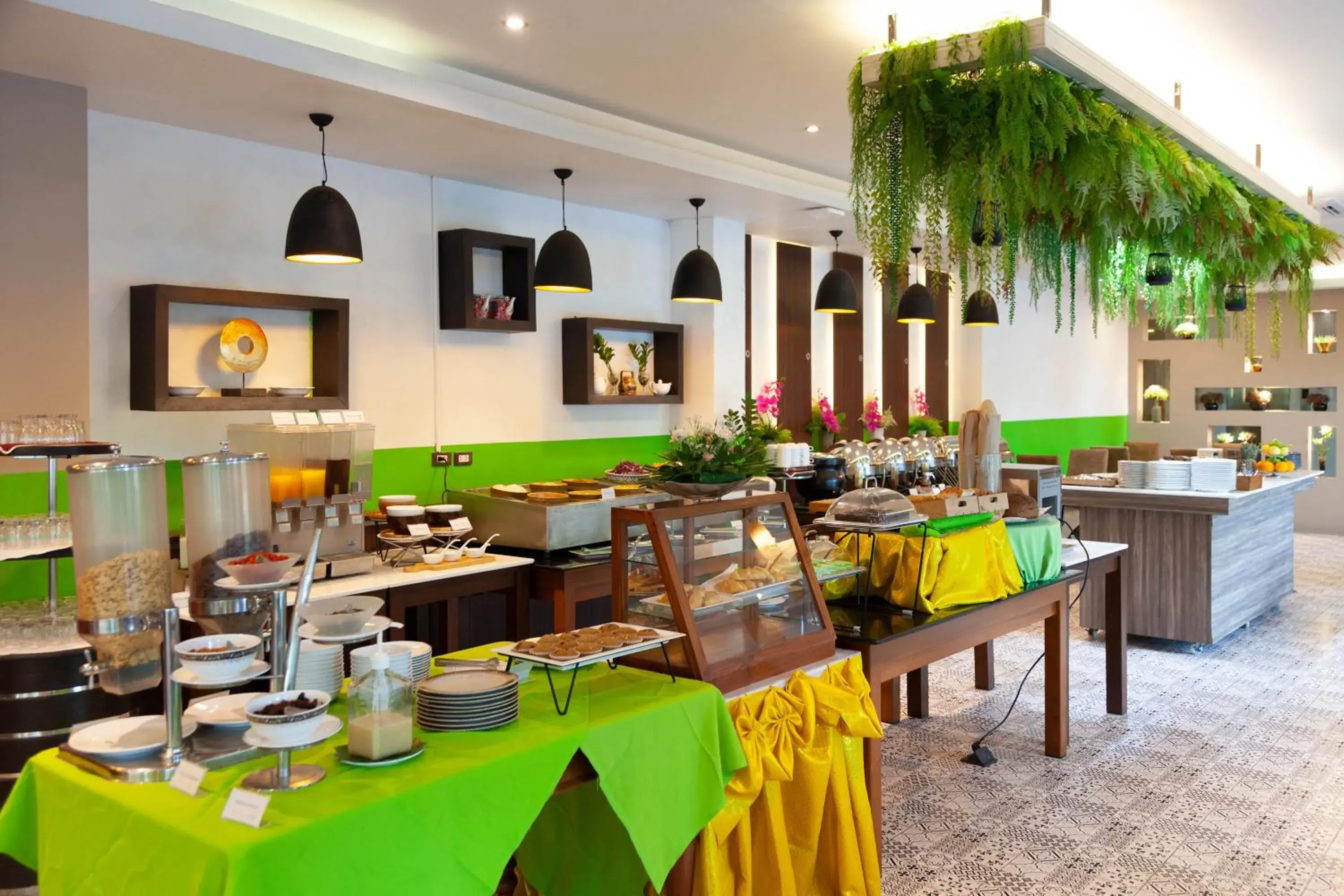 Restaurant/places to eat in Thanthip Beach Resort Patong Restaurant/places to eat in Thanthip Beach Resort Patong